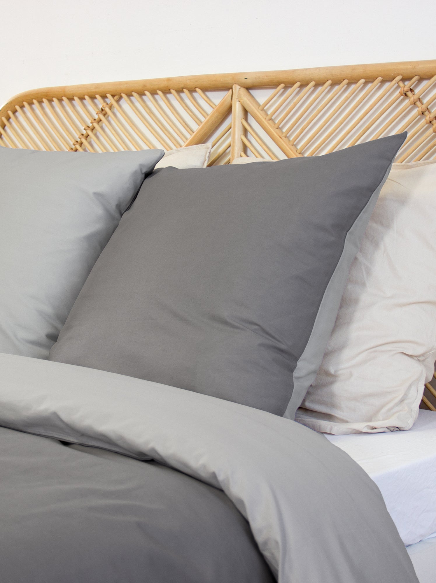 Parure de lit + 2 taies d'oreiller en coton uni 240x220 - 260x240 - Gris