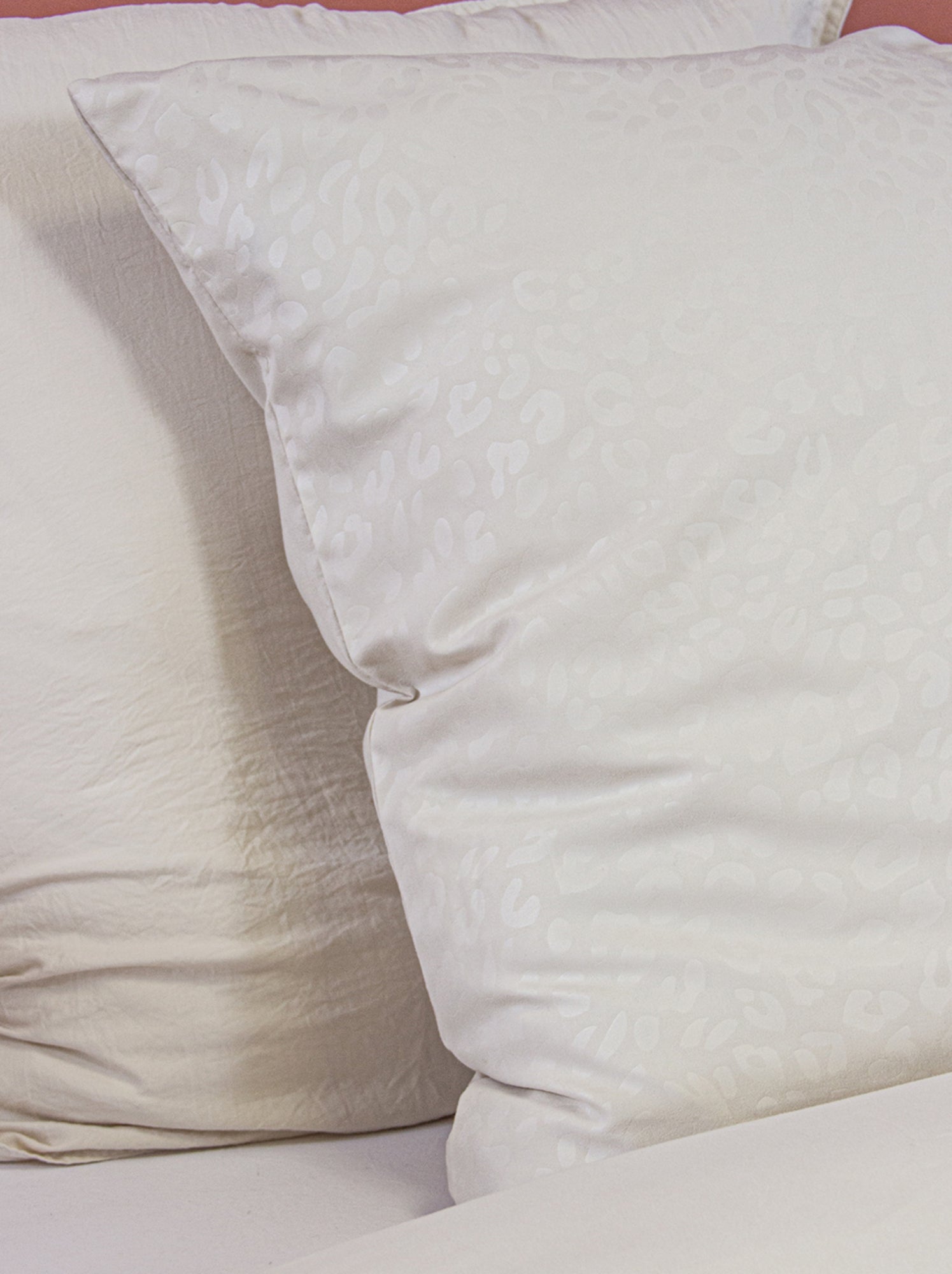 Parure de lit 3 pièces léopard microfibre housse + taies - Crème