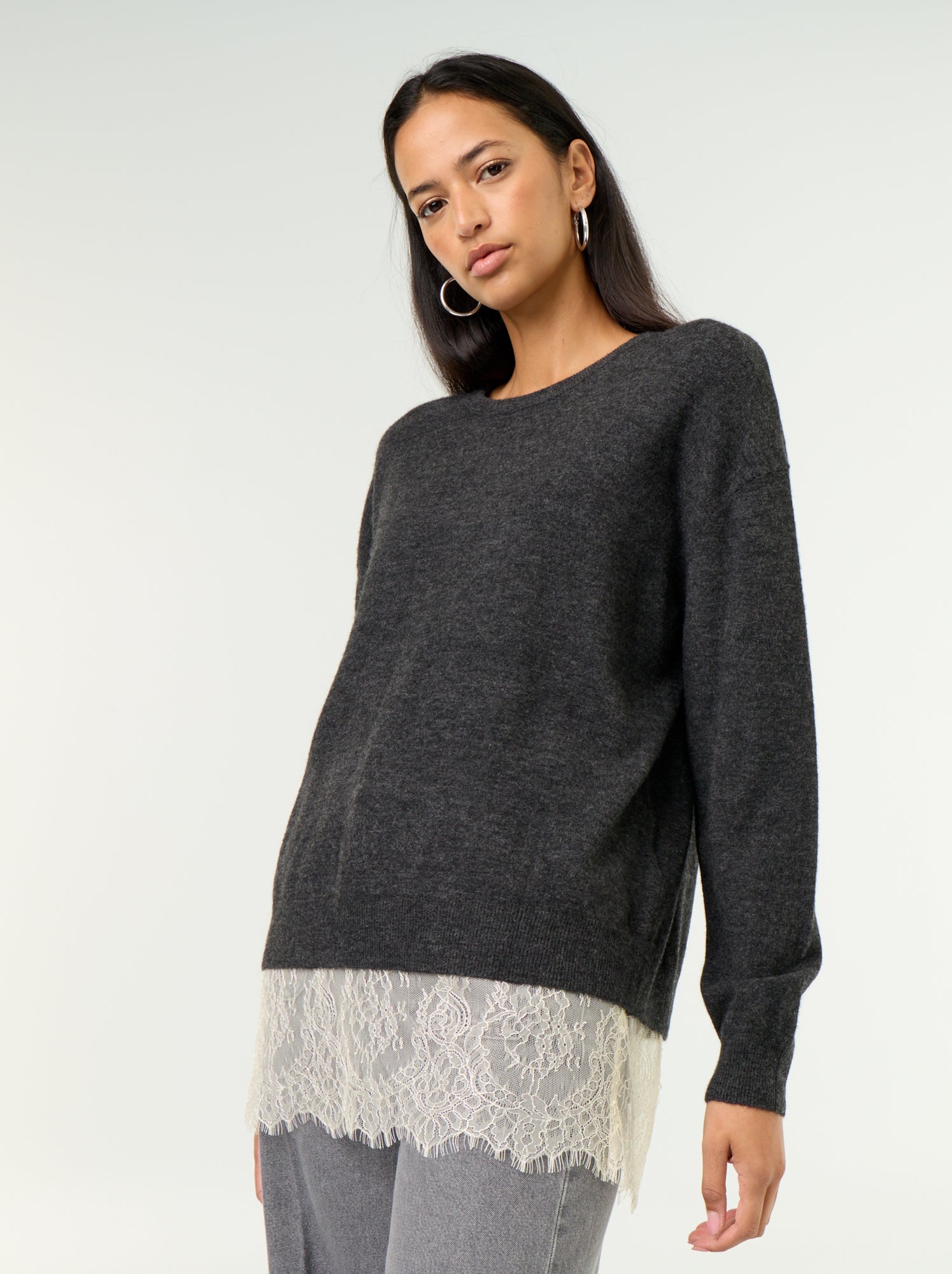 Pull avec empiècement en dentelle - Gris