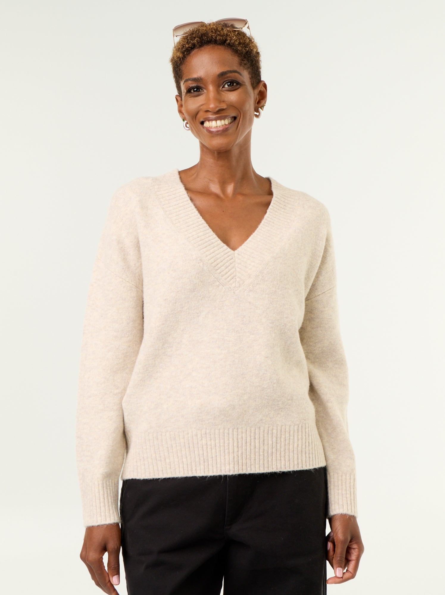 Pull avec grand col en V en maille côtelée - Beige