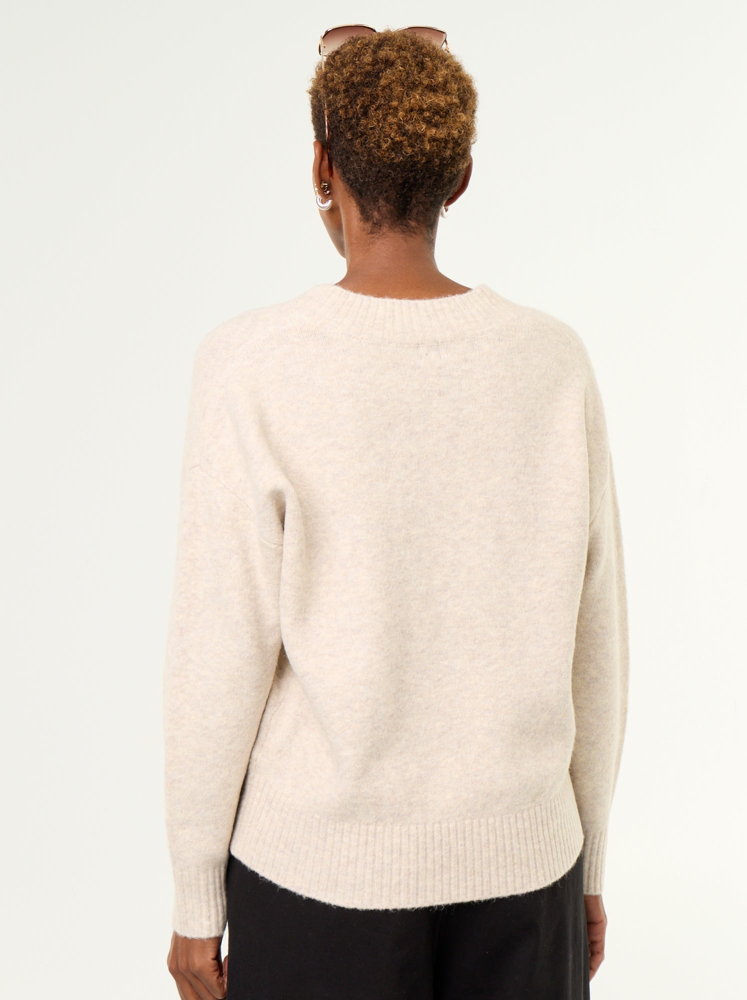 Pull avec grand col en V en maille côtelée - Beige