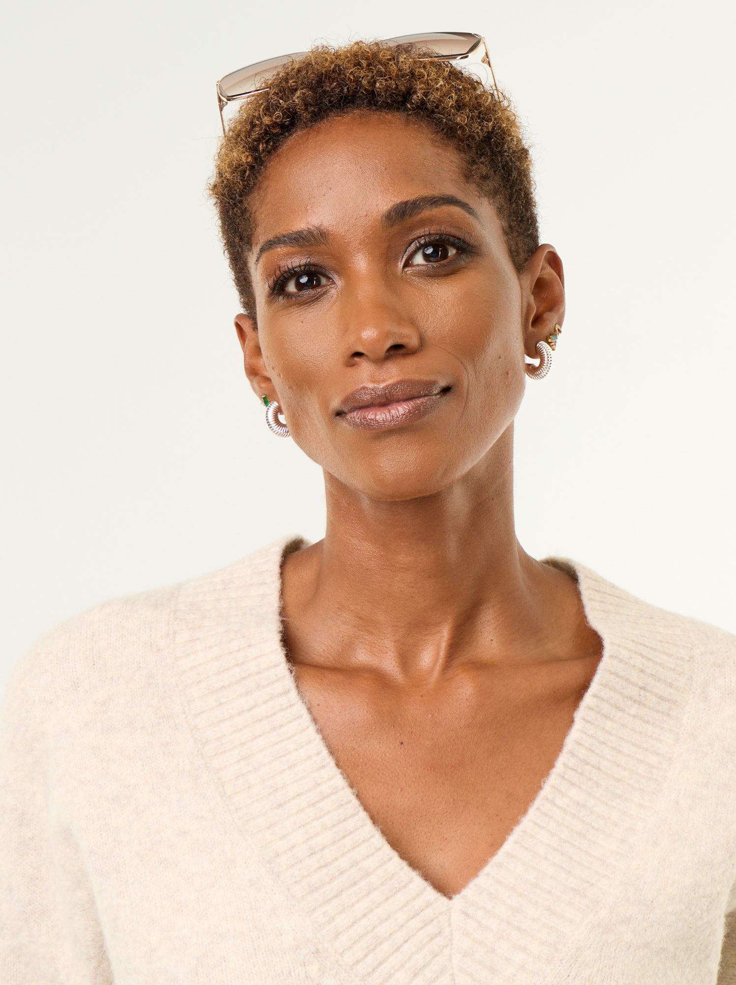 Pull avec grand col en V en maille côtelée - Beige