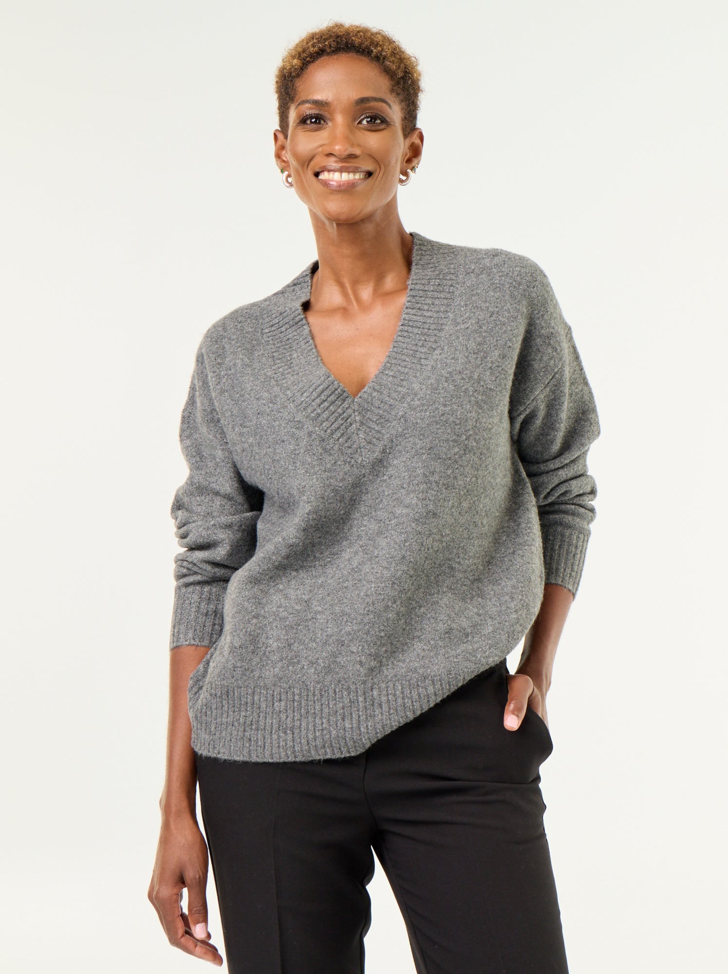 Pull avec grand col en V en maille côtelée - Gris