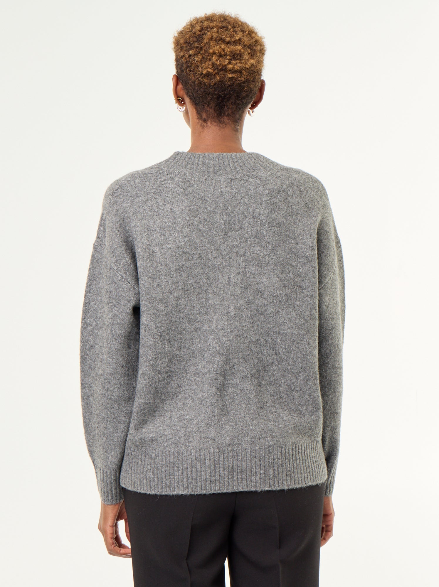 Pull avec grand col en V en maille côtelée - Gris