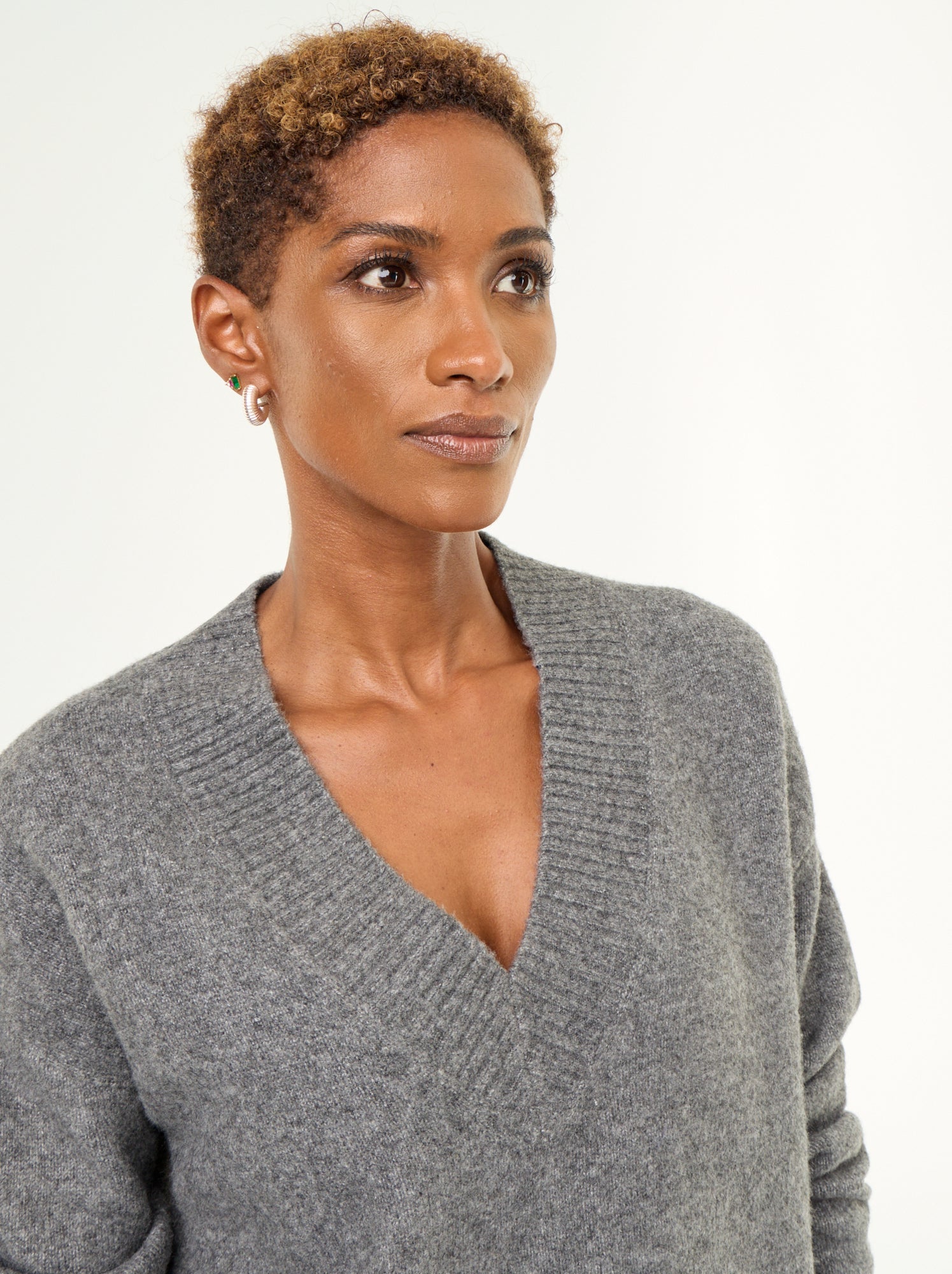 Pull avec grand col en V en maille côtelée - Gris