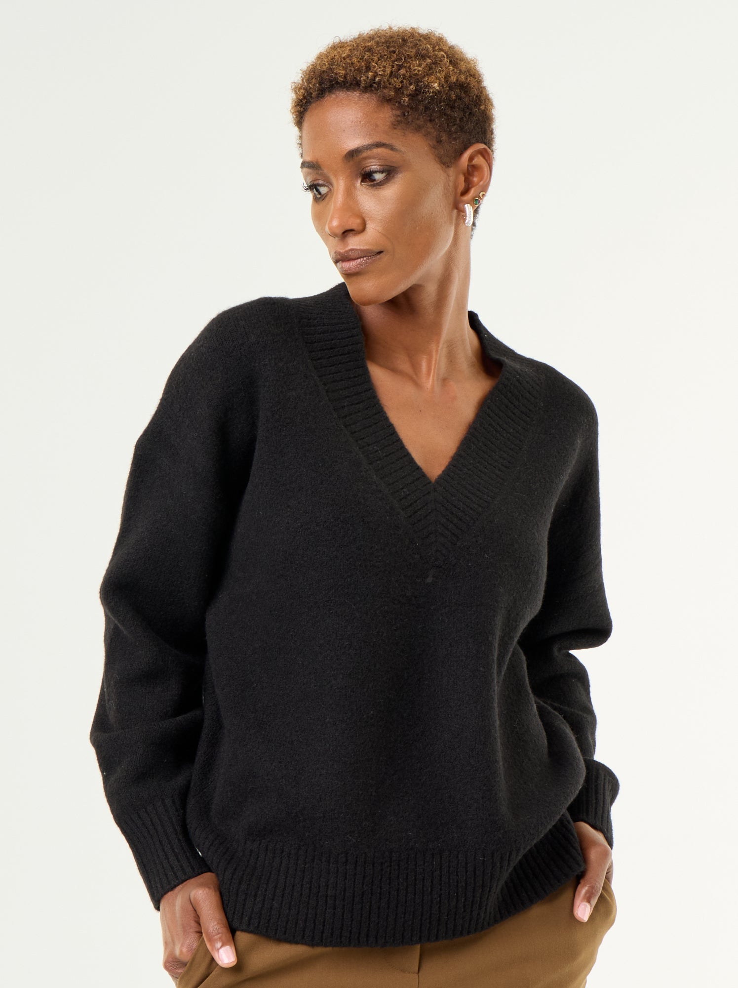 Pull avec grand col en V en maille côtelée - Noir