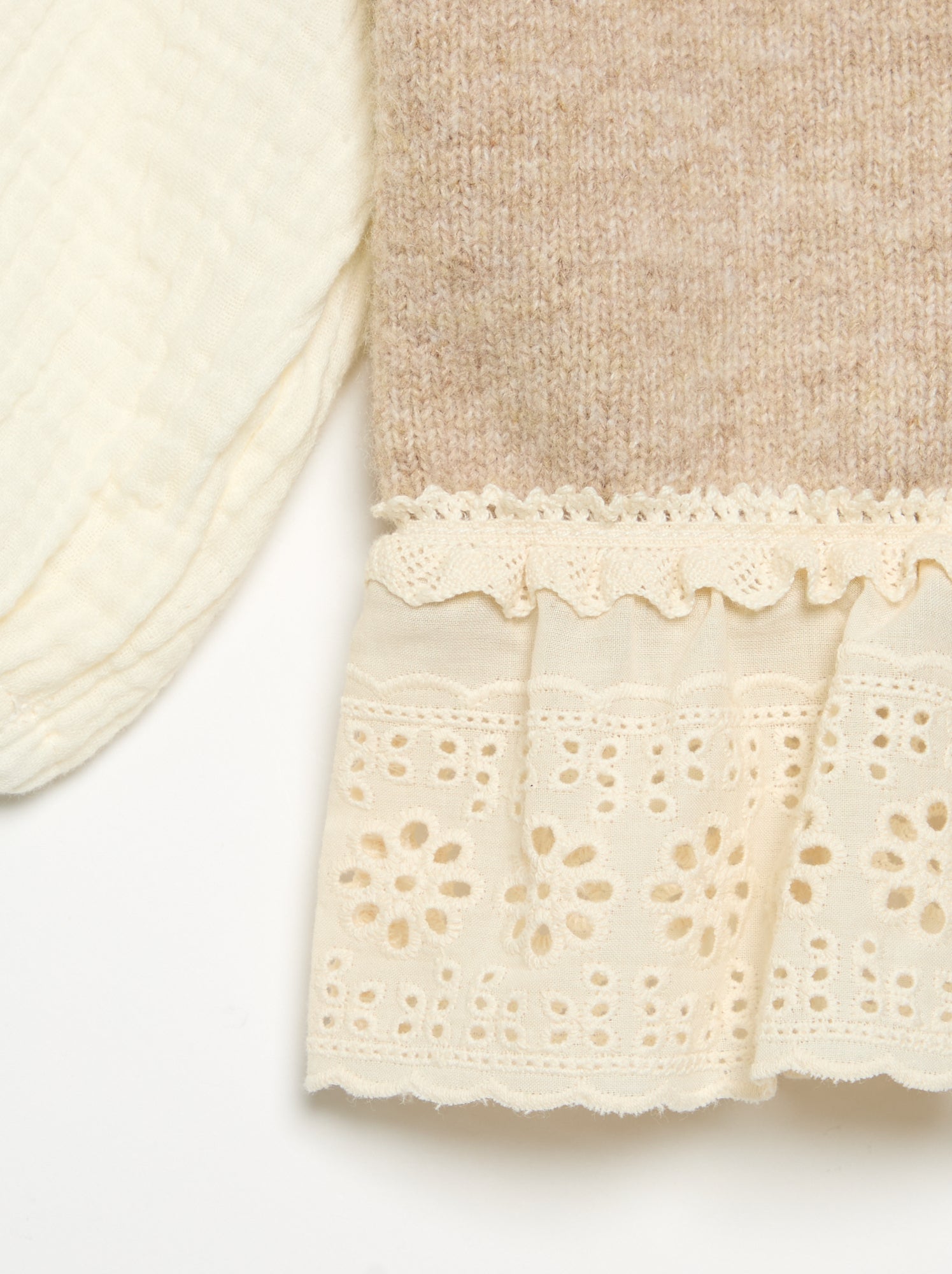 Pull avec manches en voile de coton et base brodée - Beige
