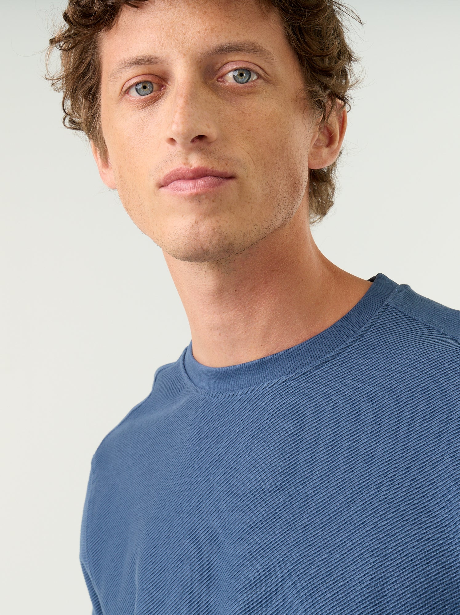 Pull en maille fine jauge côtelée - Bleu