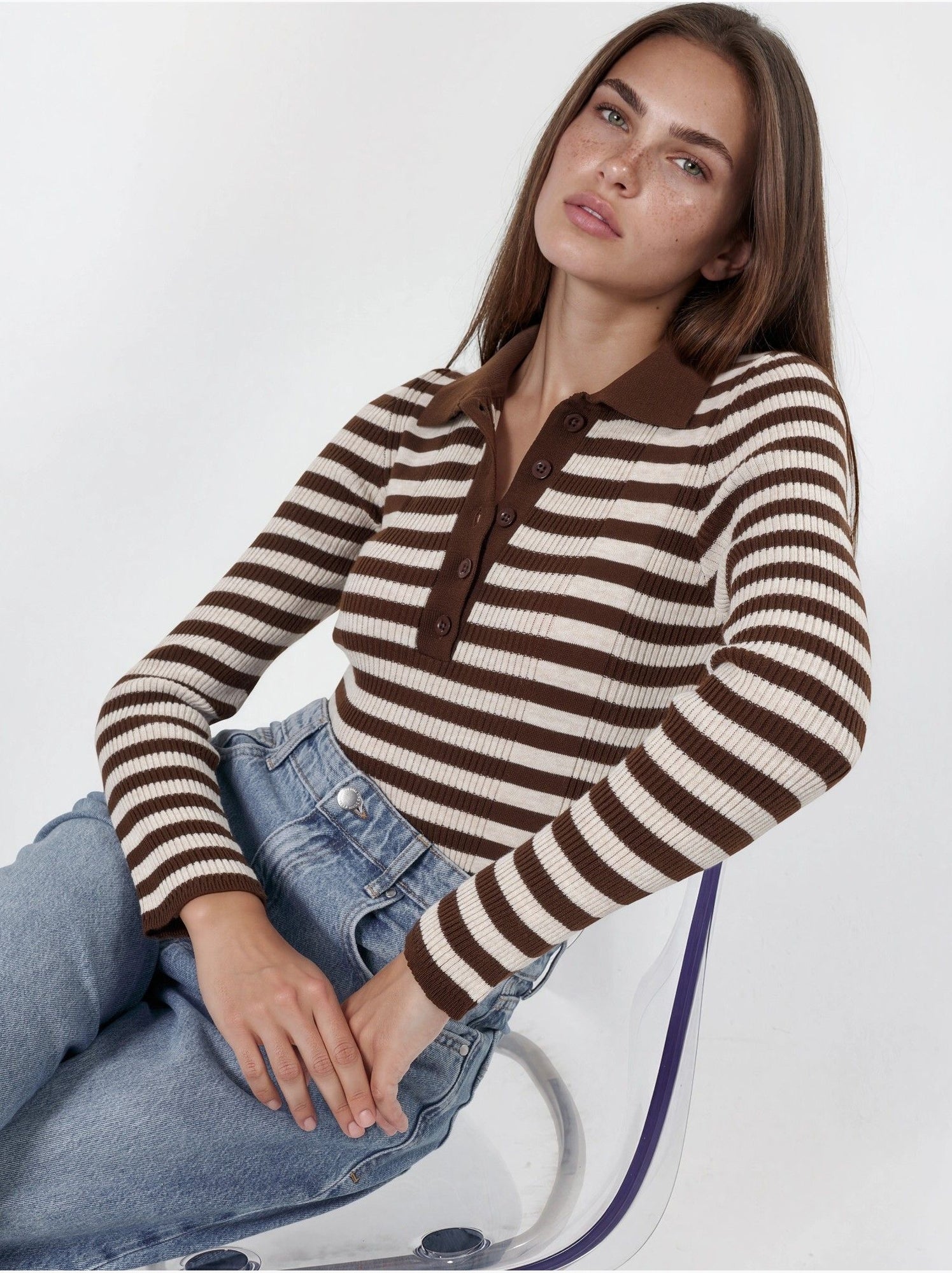 Pull rayé en maille côtelée à col polo et boutons - Marron chocolat