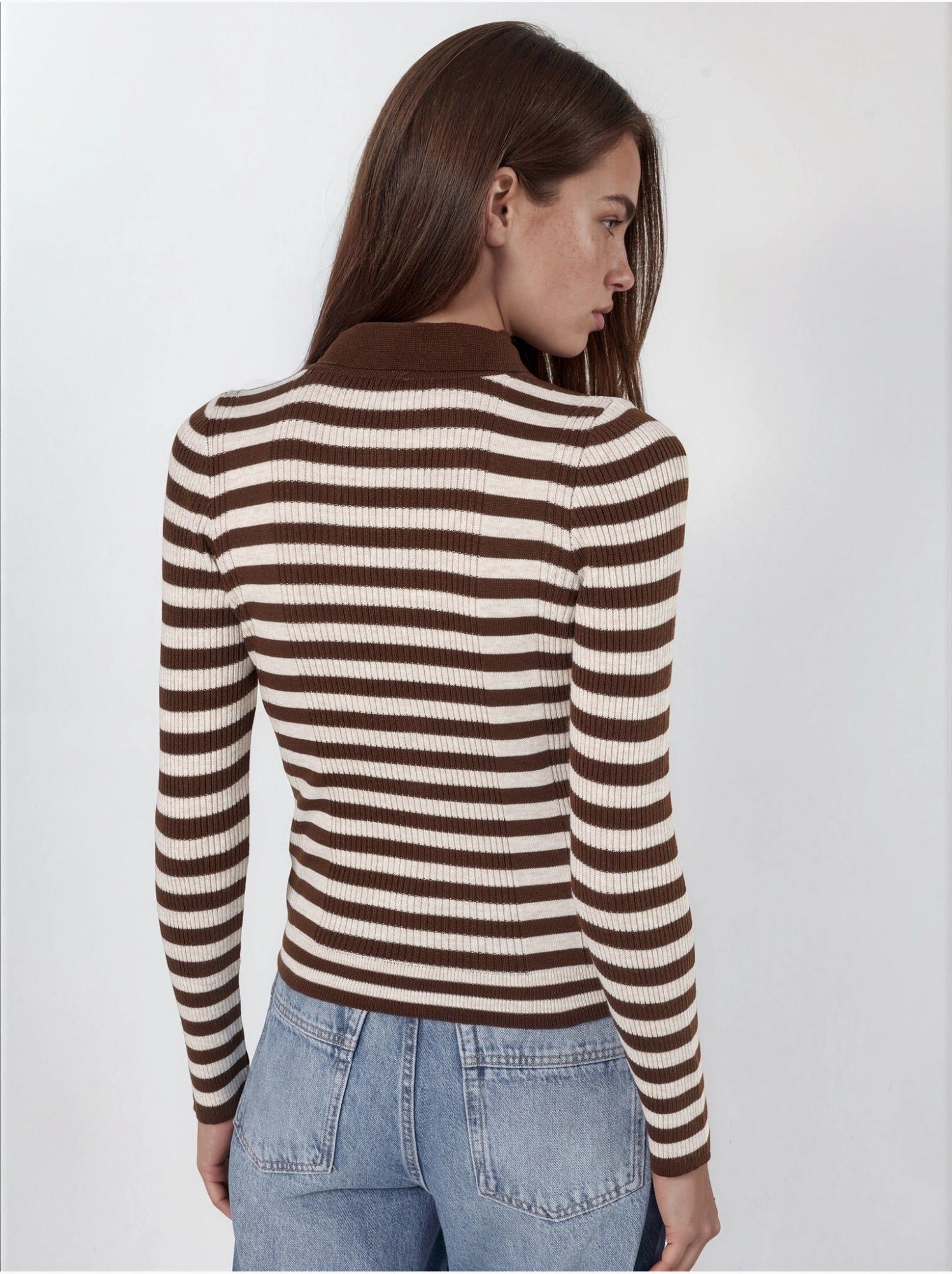 Pull rayé en maille côtelée à col polo et boutons - Marron chocolat