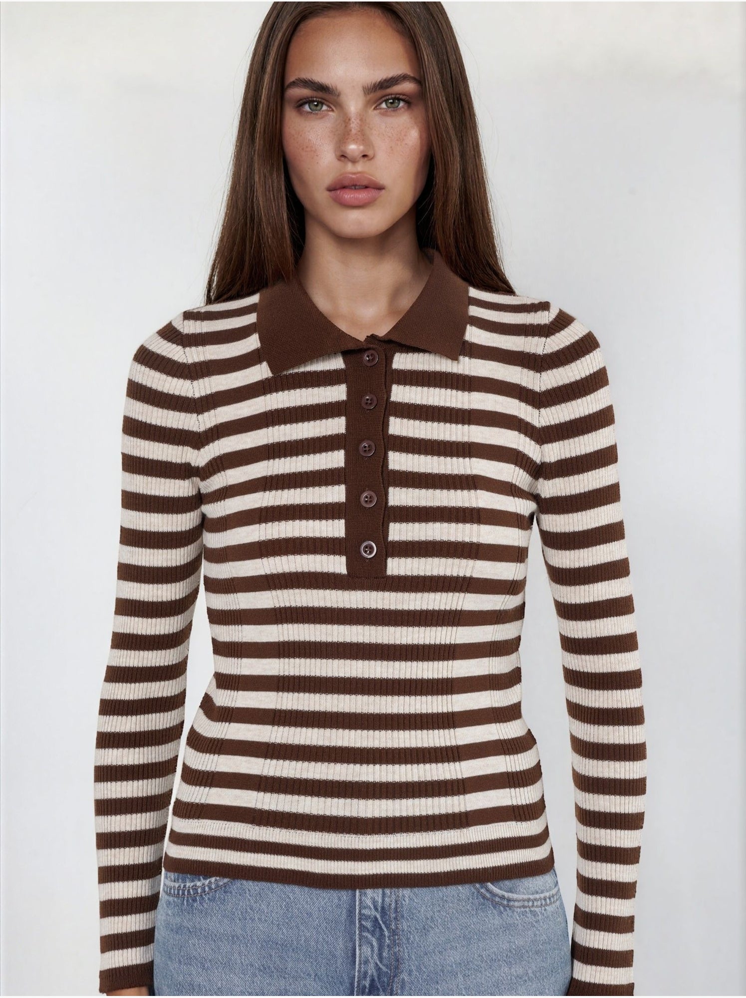Pull rayé en maille côtelée à col polo et boutons - Marron chocolat