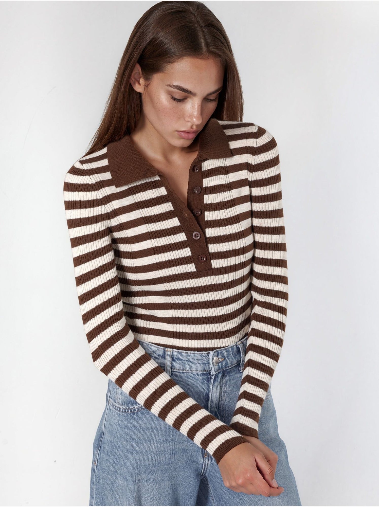 Pull rayé en maille côtelée à col polo et boutons - Marron chocolat