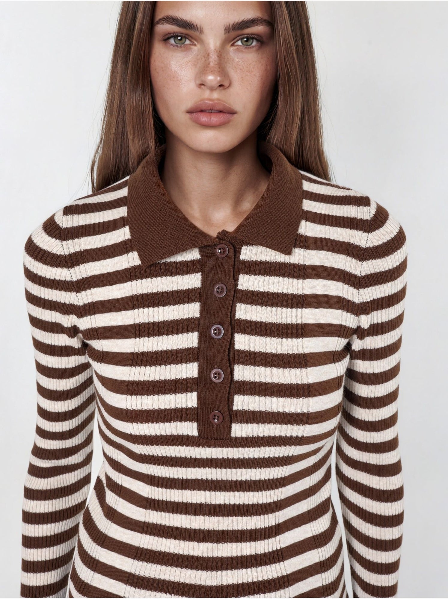 Pull rayé en maille côtelée à col polo et boutons - Marron chocolat