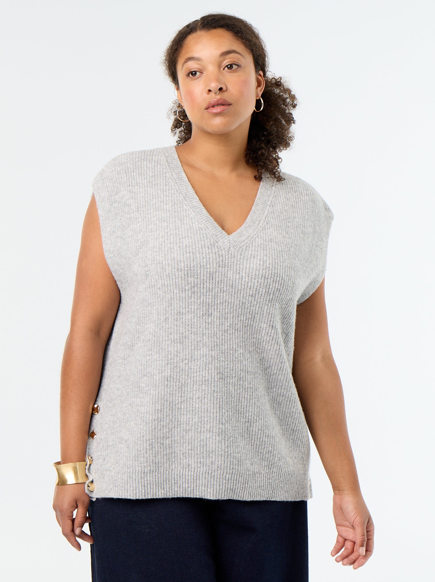 Pull sans manches avec bijoux fantaisies dorés - Gris