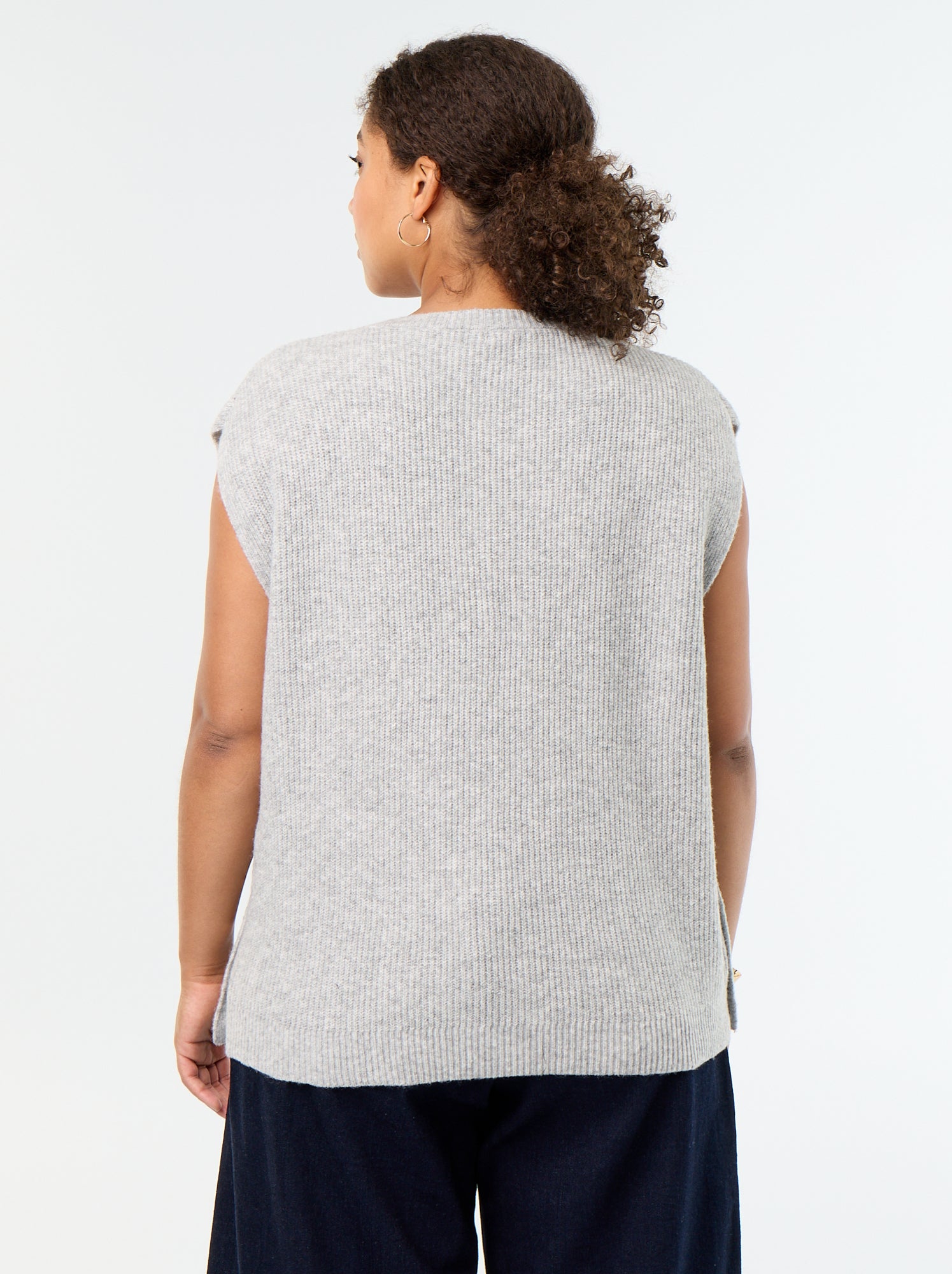 Pull sans manches avec bijoux fantaisies dorés - Gris