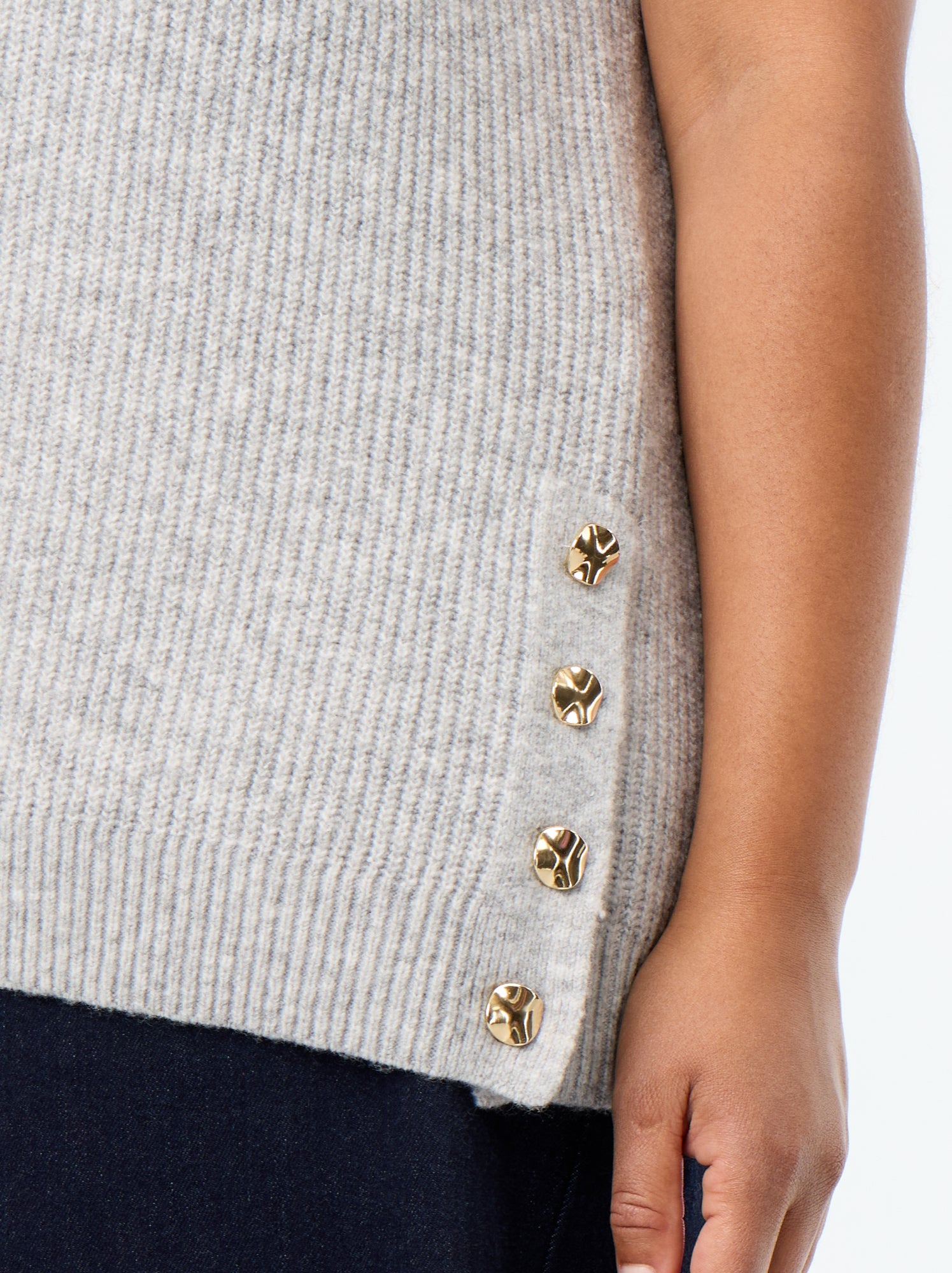 Pull sans manches avec bijoux fantaisies dorés - Gris
