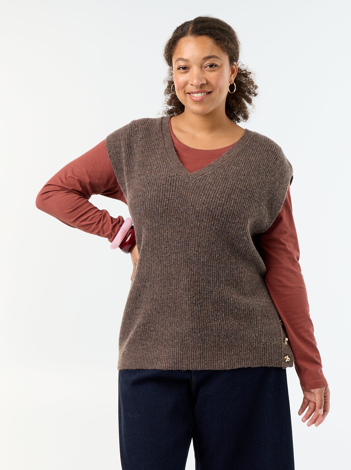 Pull sans manches avec bijoux fantaisies dorés - Marron