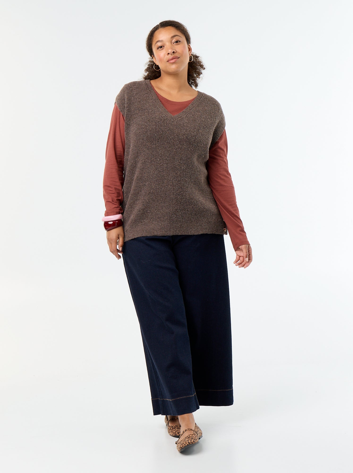 Pull sans manches avec bijoux fantaisies dorés - Marron