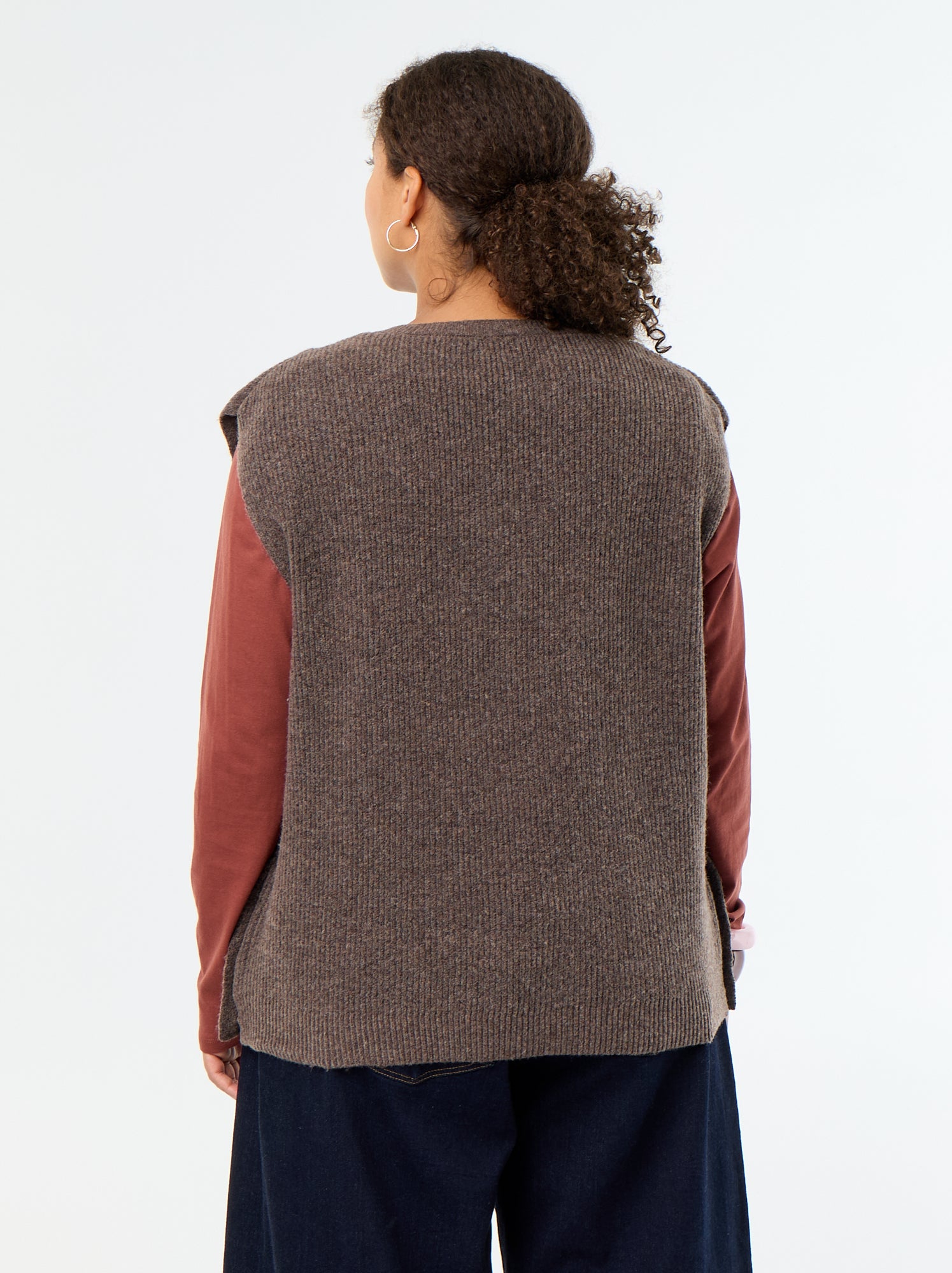 Pull sans manches avec bijoux fantaisies dorés - Marron