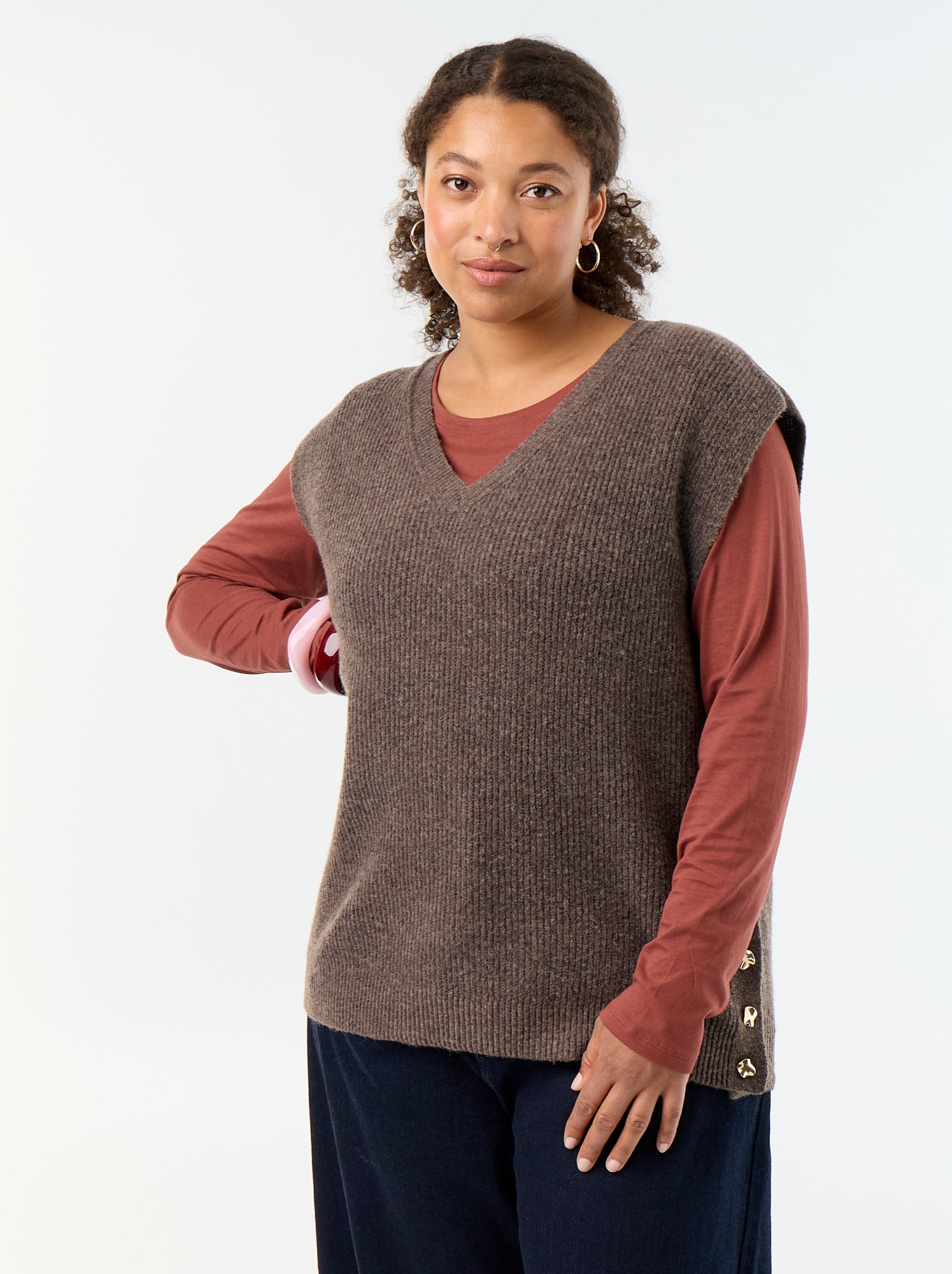 Pull sans manches avec bijoux fantaisies dorés - Marron