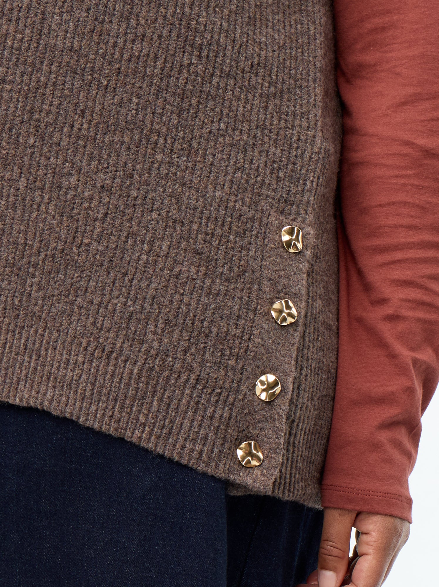Pull sans manches avec bijoux fantaisies dorés - Marron