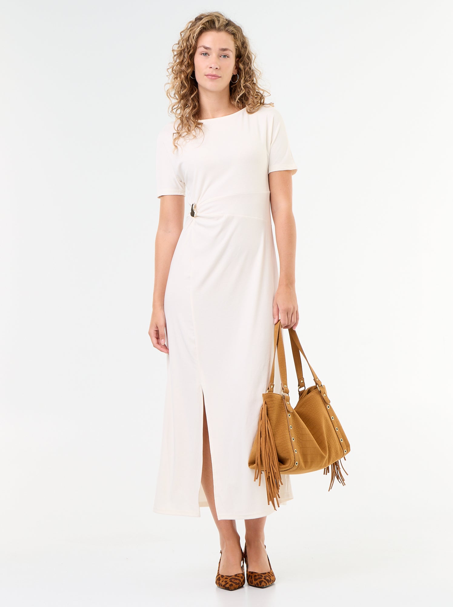 Robe longue coupe plissée et broche dorée martelée. - Blanc