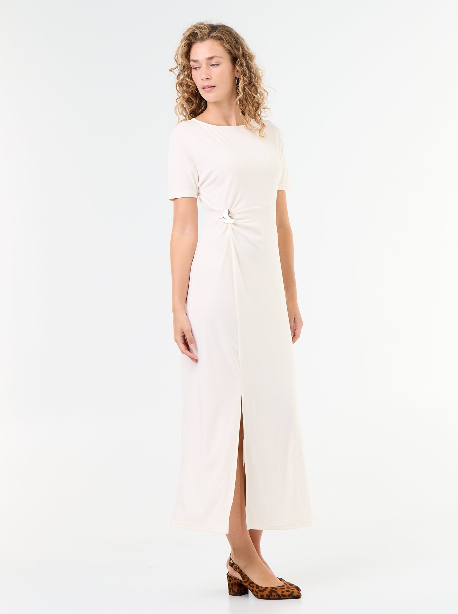 Robe longue coupe plissée et broche dorée martelée. - Blanc