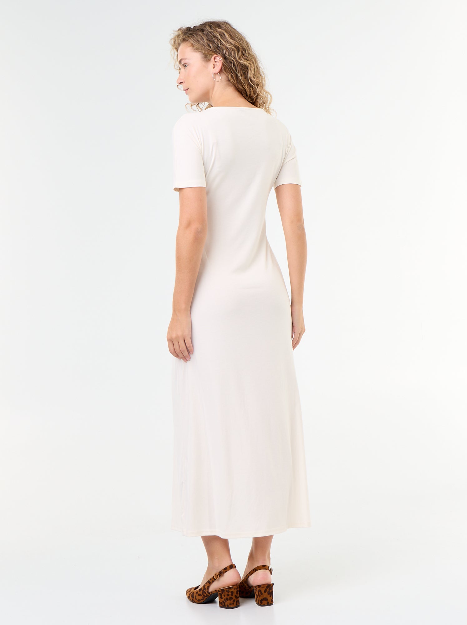 Robe longue coupe plissée et broche dorée martelée. - Blanc