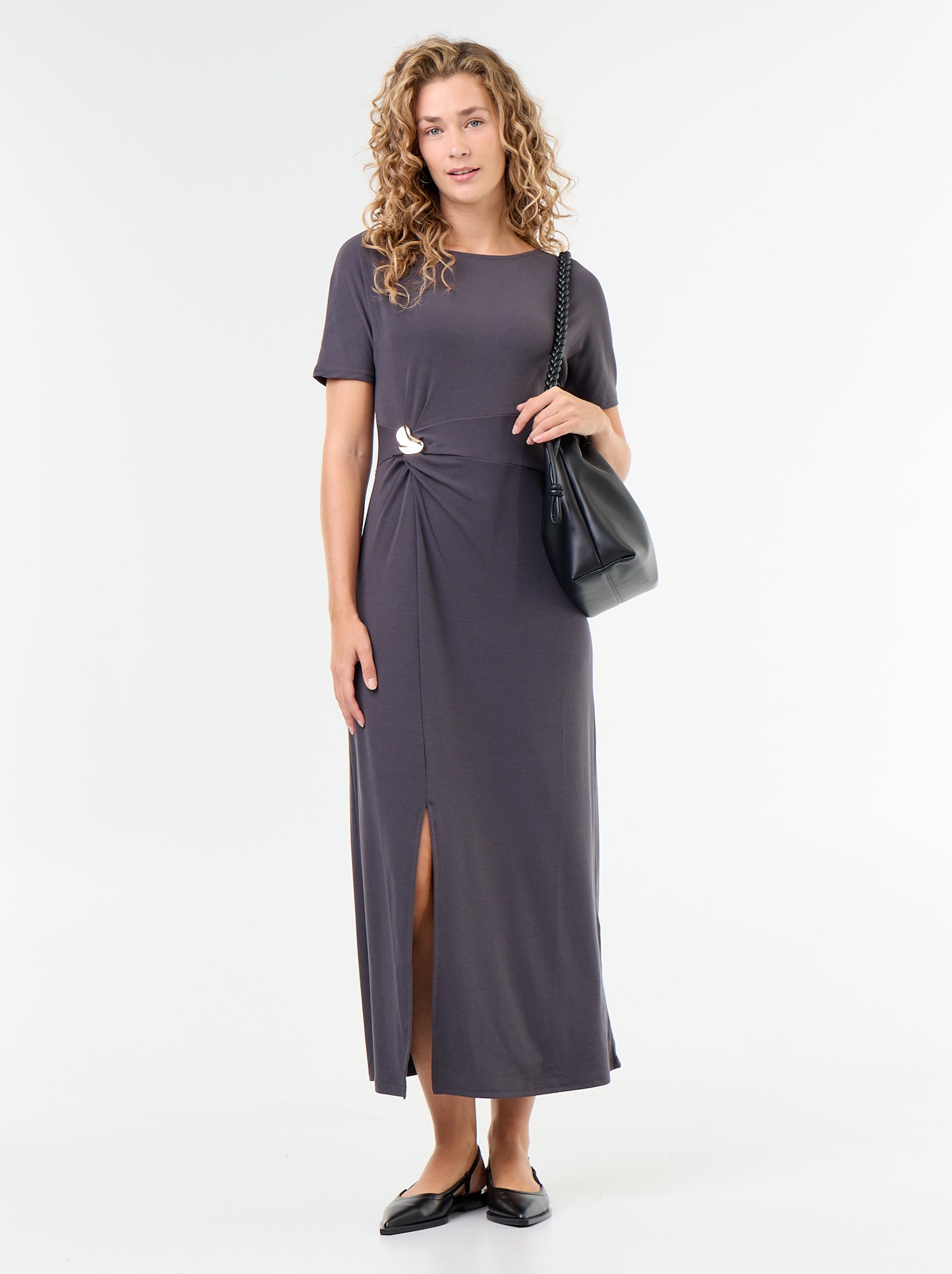 Robe longue coupe plissée et broche dorée martelée. - Gris