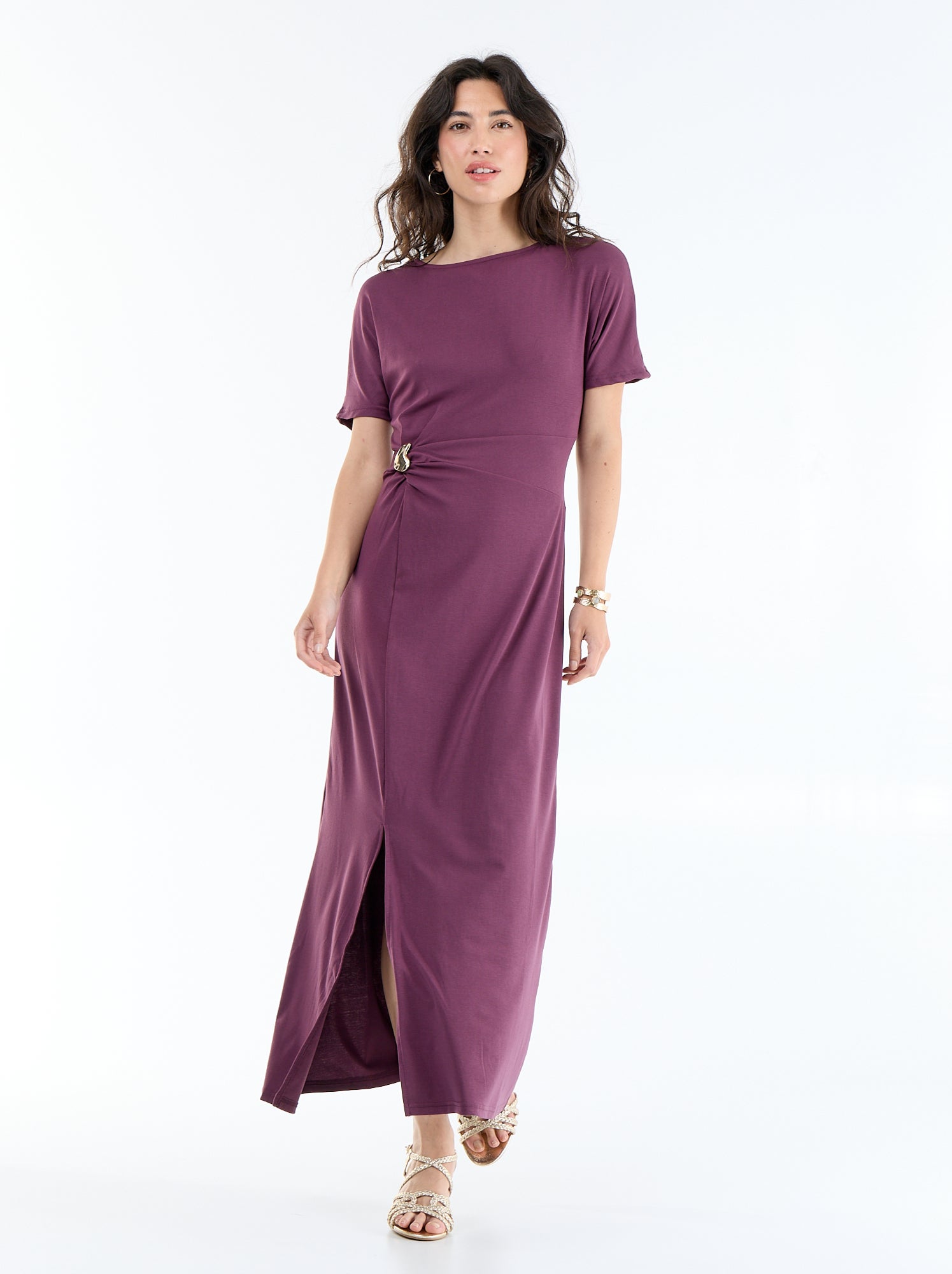 Robe longue coupe plissée et broche dorée martelée. - Violet