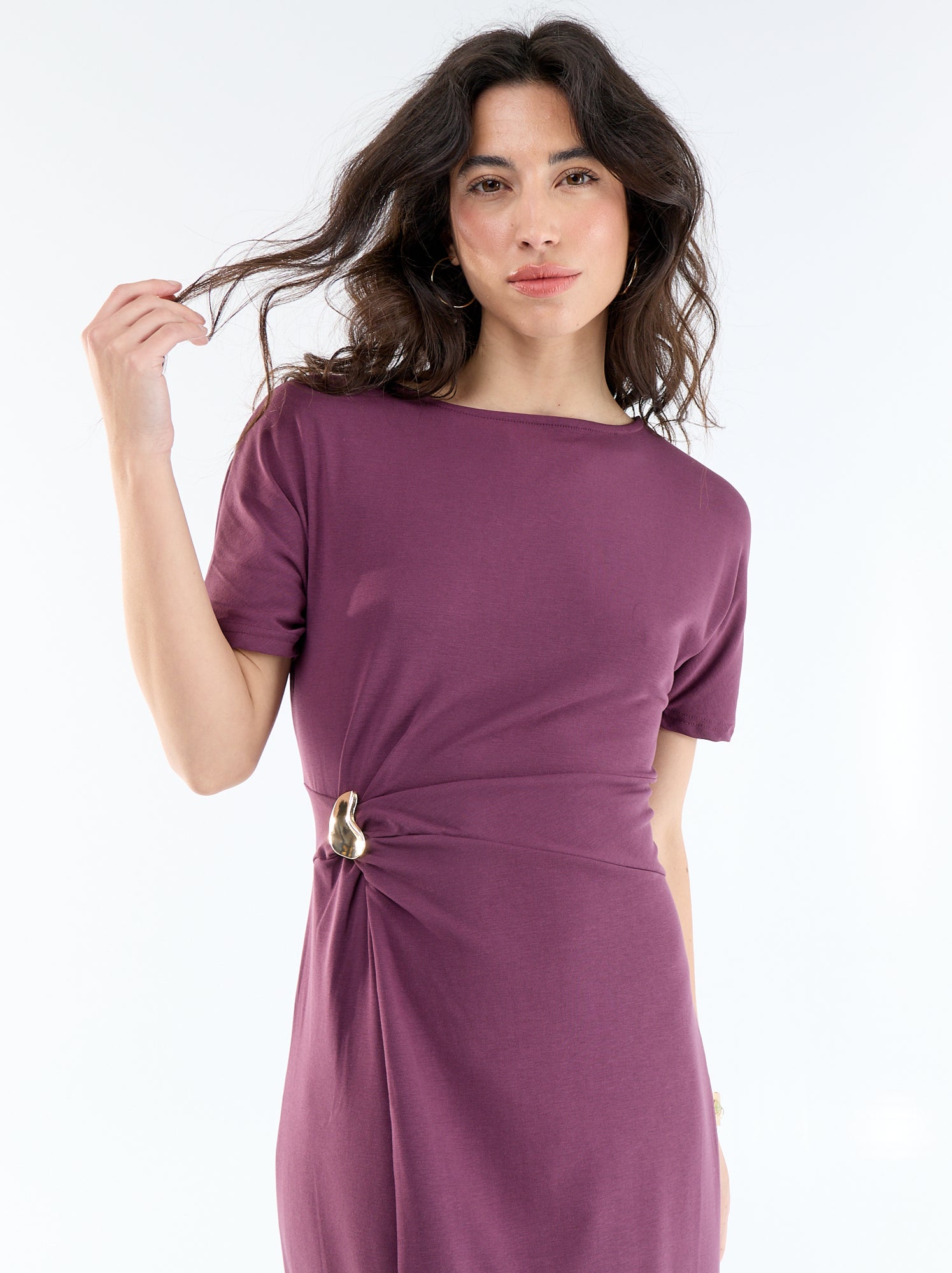 Robe longue coupe plissée et broche dorée martelée. - Violet