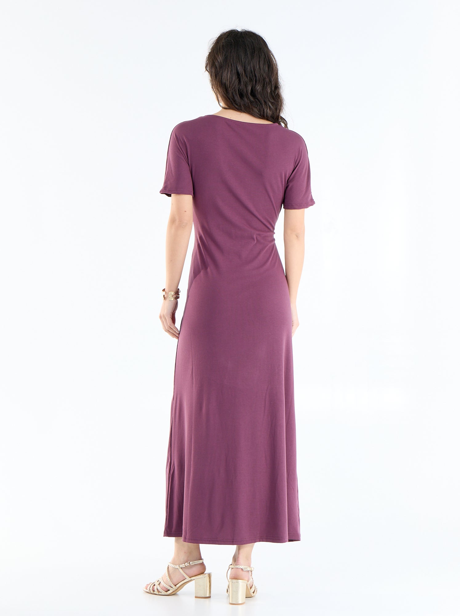 Robe longue coupe plissée et broche dorée martelée. - Violet