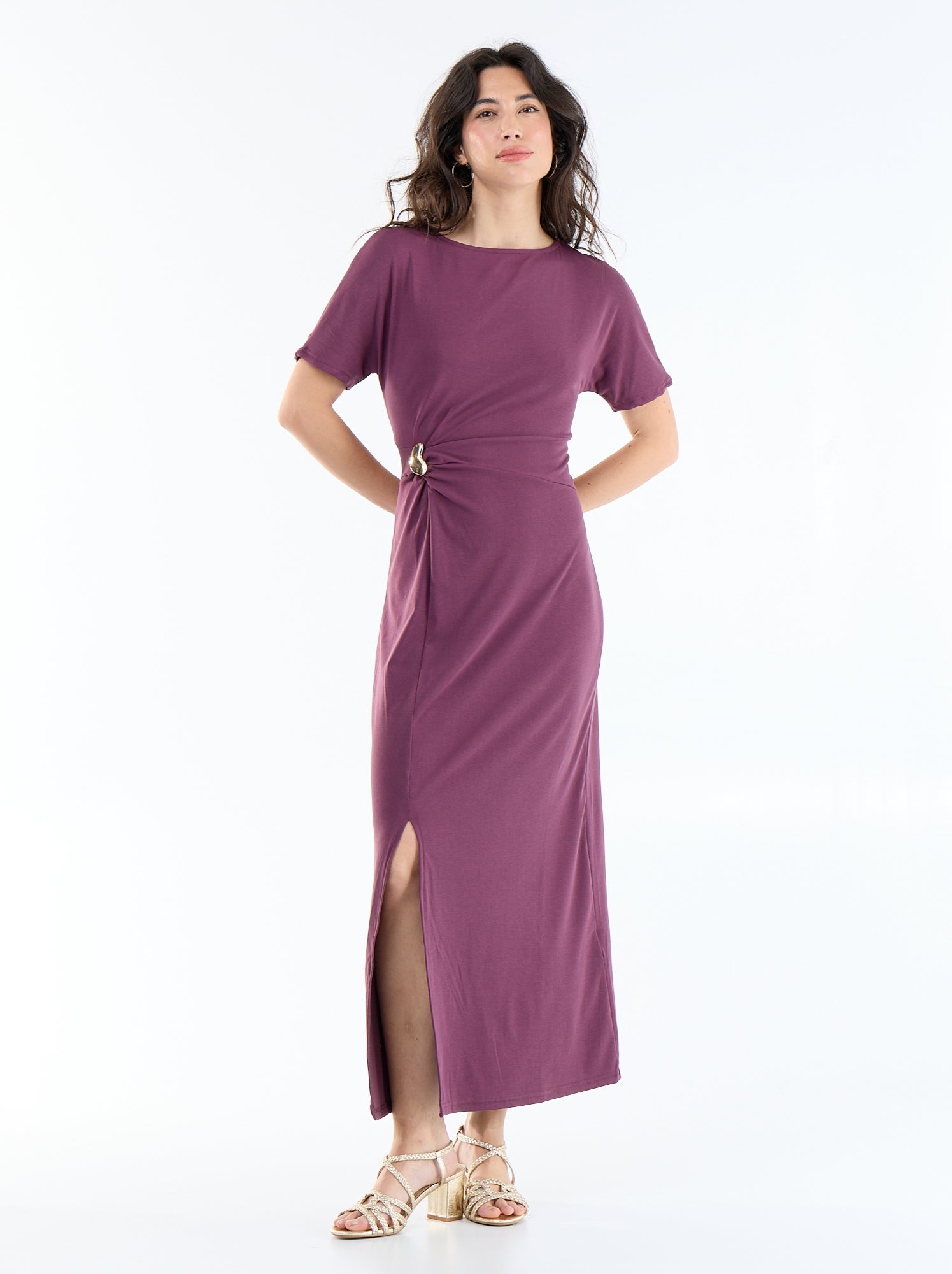 Robe longue coupe plissée et broche dorée martelée. - Violet