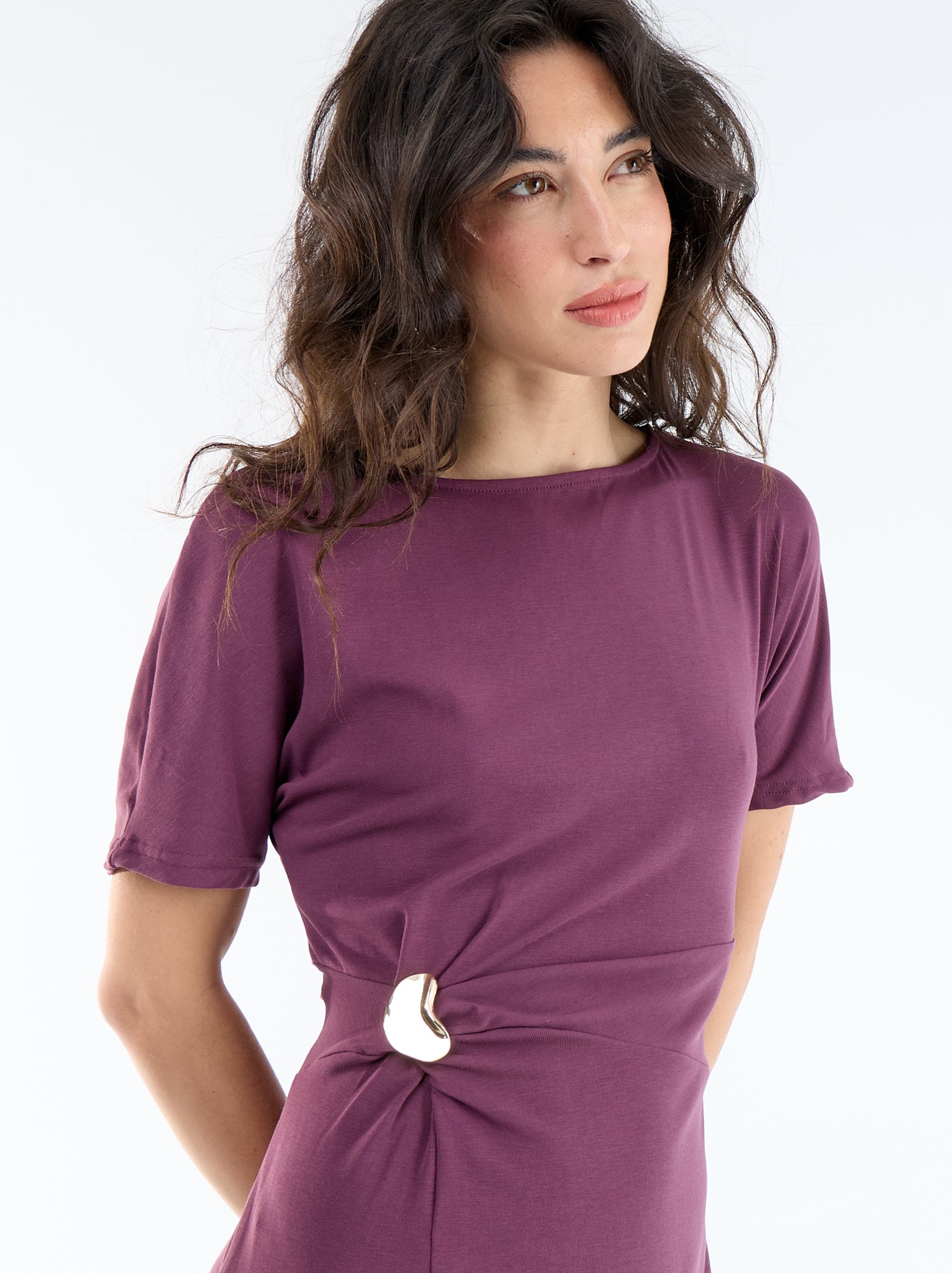 Robe longue coupe plissée et broche dorée martelée. - Violet