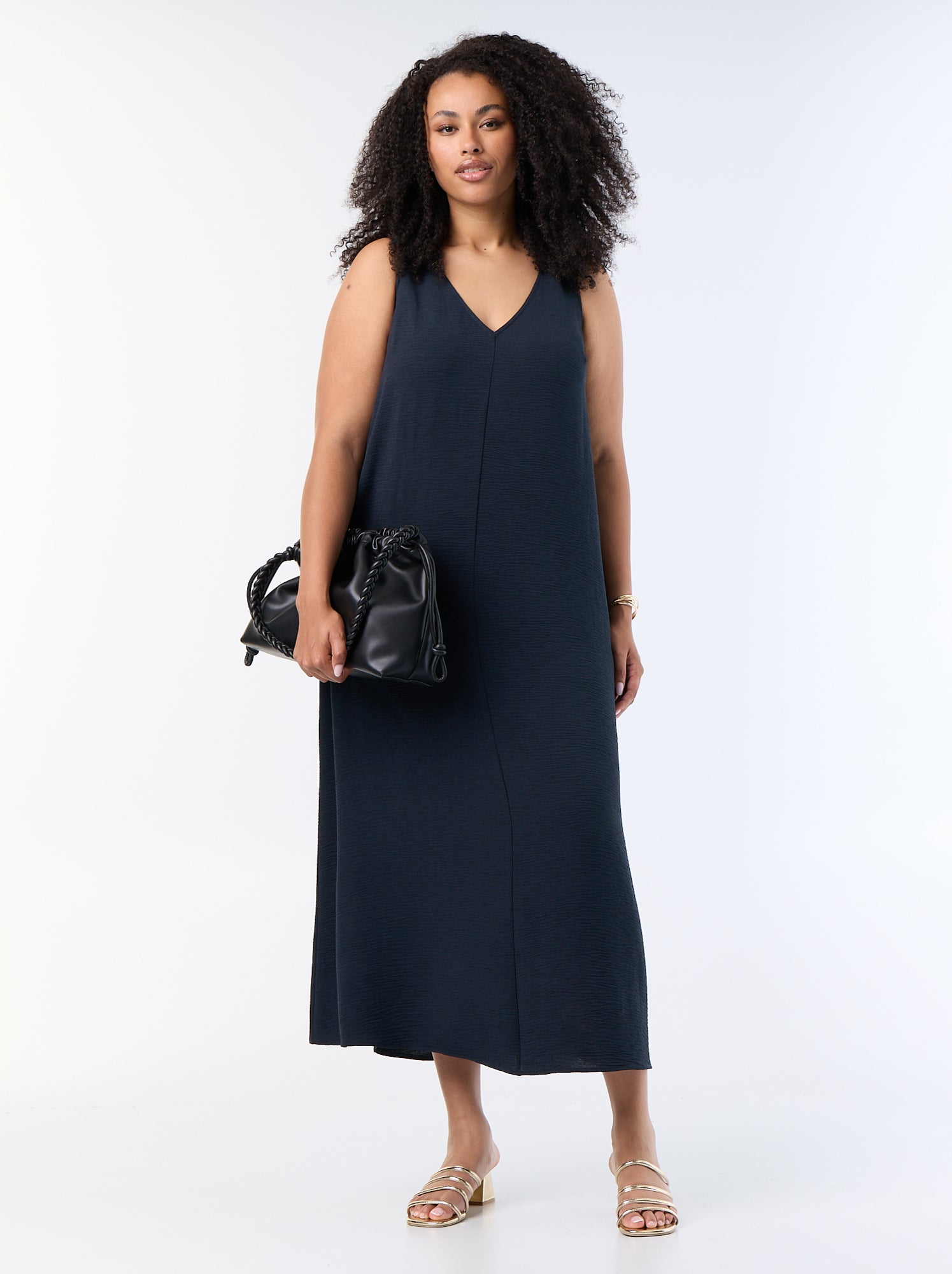 Robe longue gaufrée avec bijou doré - Noir