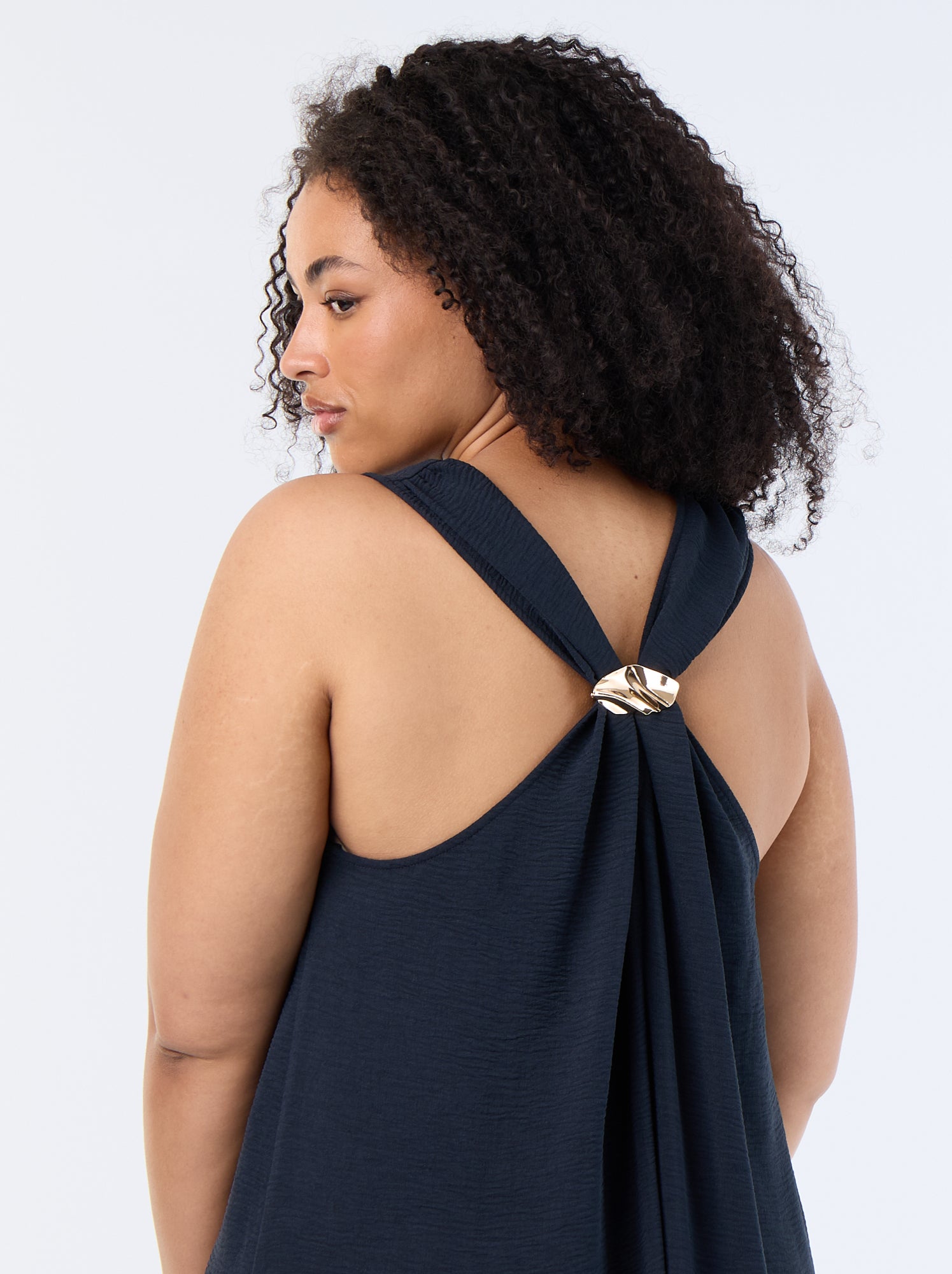 Robe longue gaufrée avec bijou doré - Noir