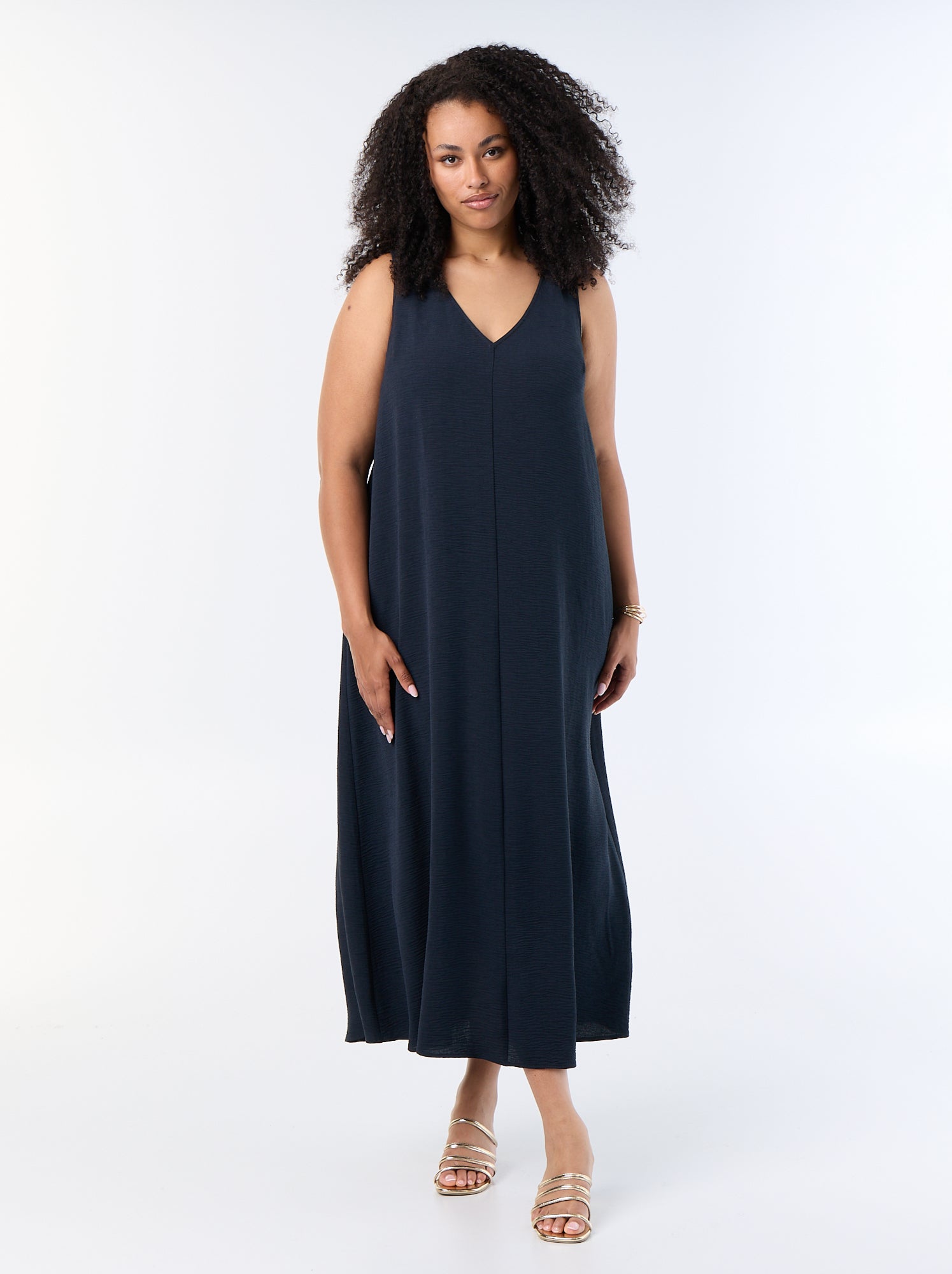 Robe longue gaufrée avec bijou doré - Noir