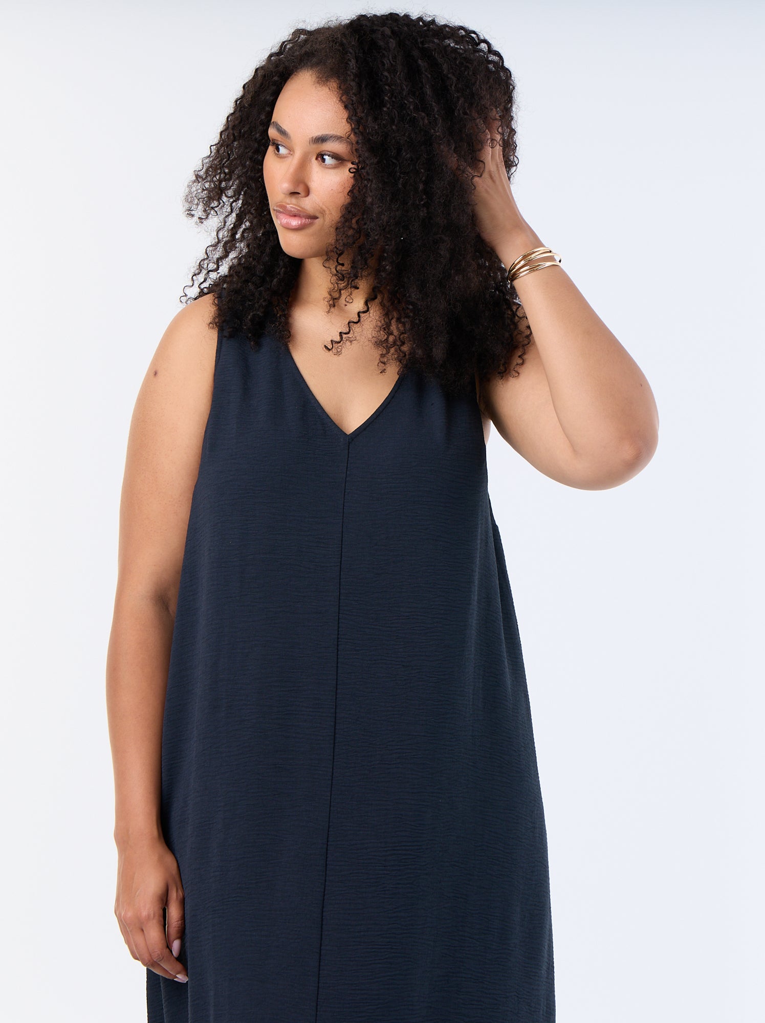 Robe longue gaufrée avec bijou doré - Noir
