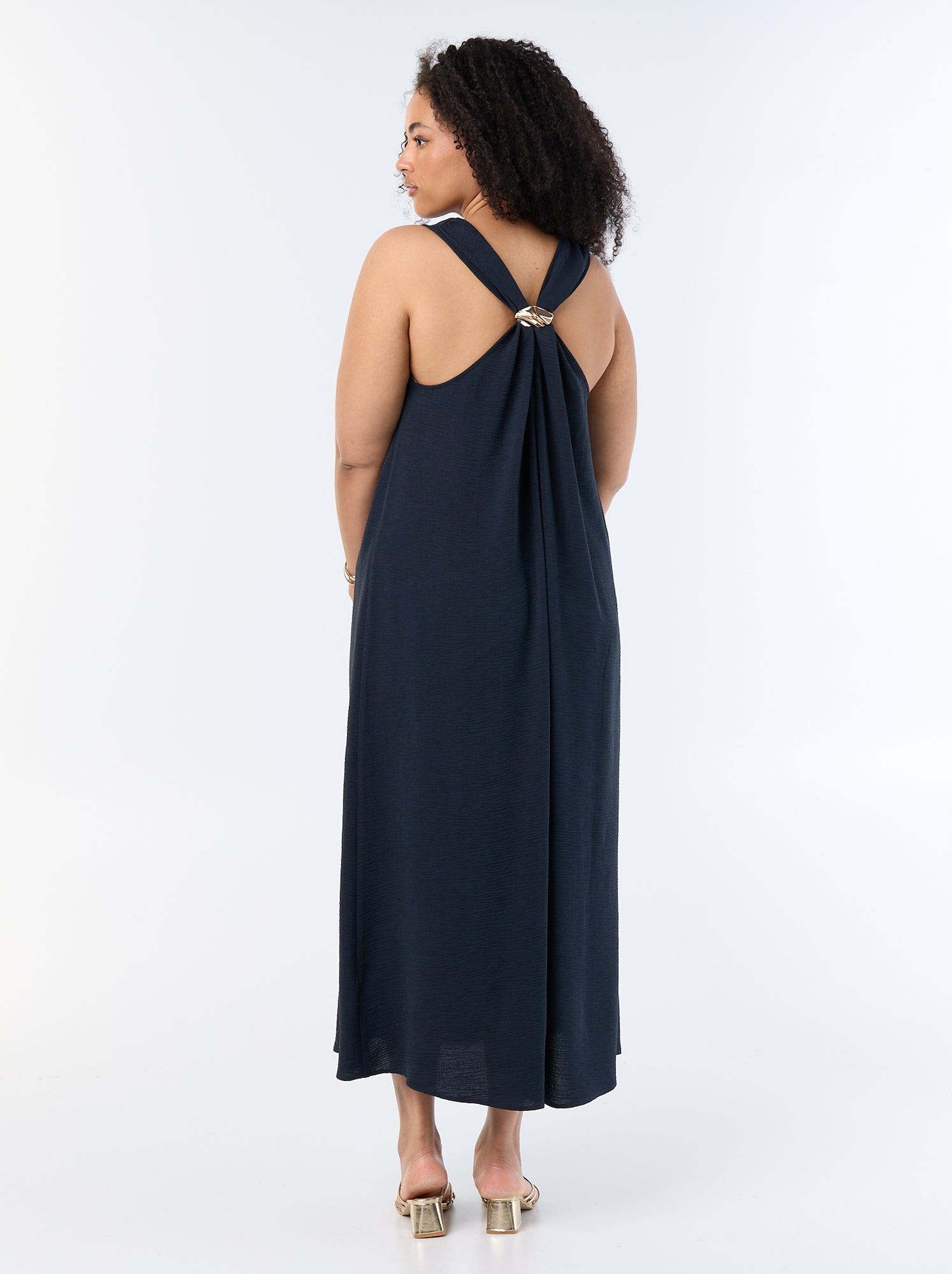 Robe longue gaufrée avec bijou doré - Noir