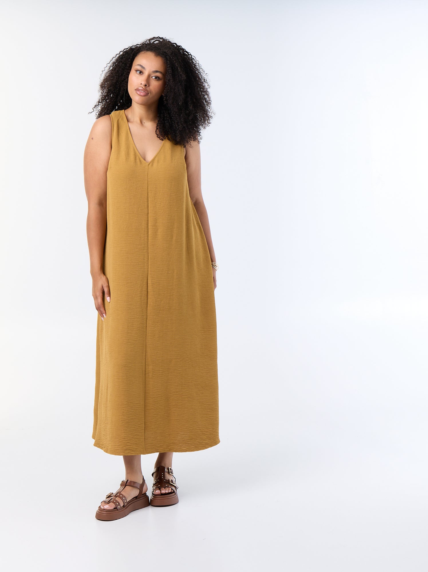 Robe longue gaufrée avec bijou doré - Rouge