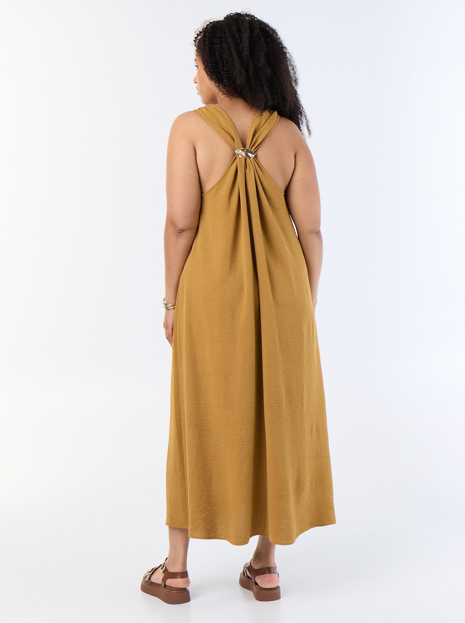Robe longue gaufrée avec bijou doré - Rouge