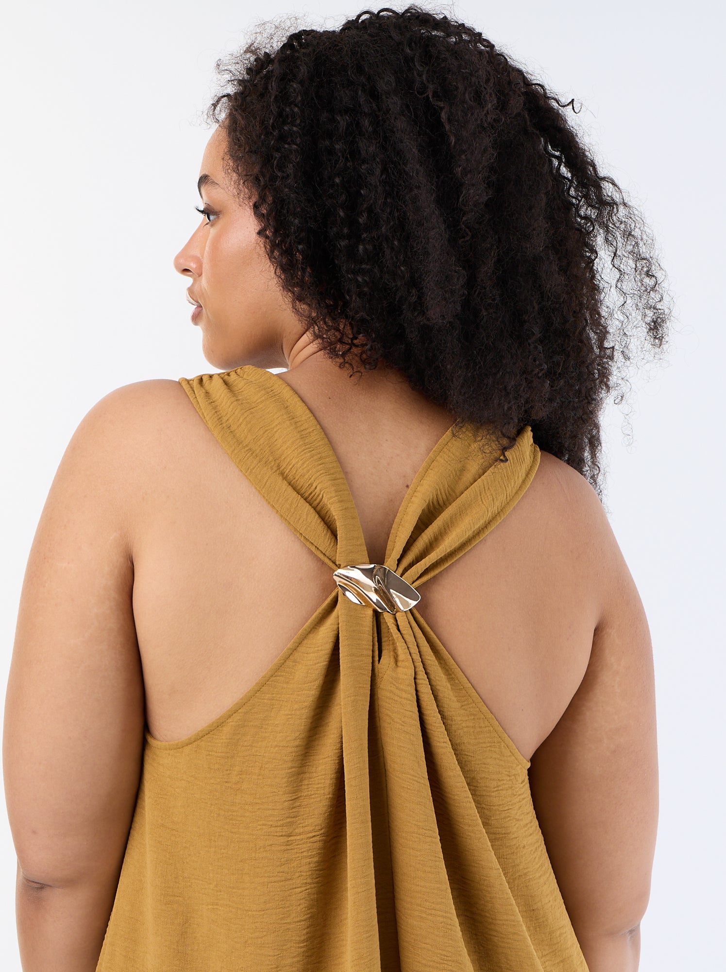 Robe longue gaufrée avec bijou doré - Rouge