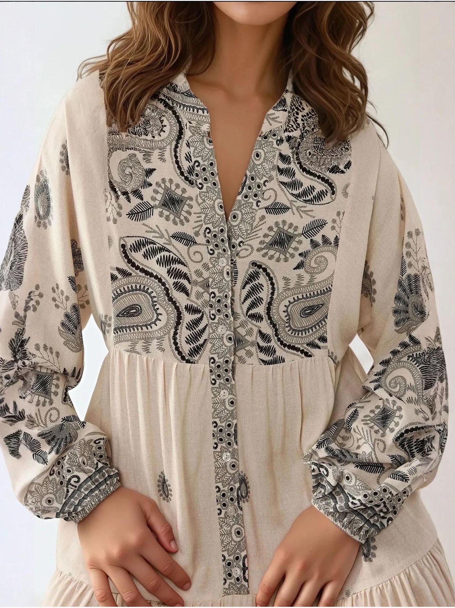 Robe longue imprimée à col en v et détails boutonnés - Blanc cassé