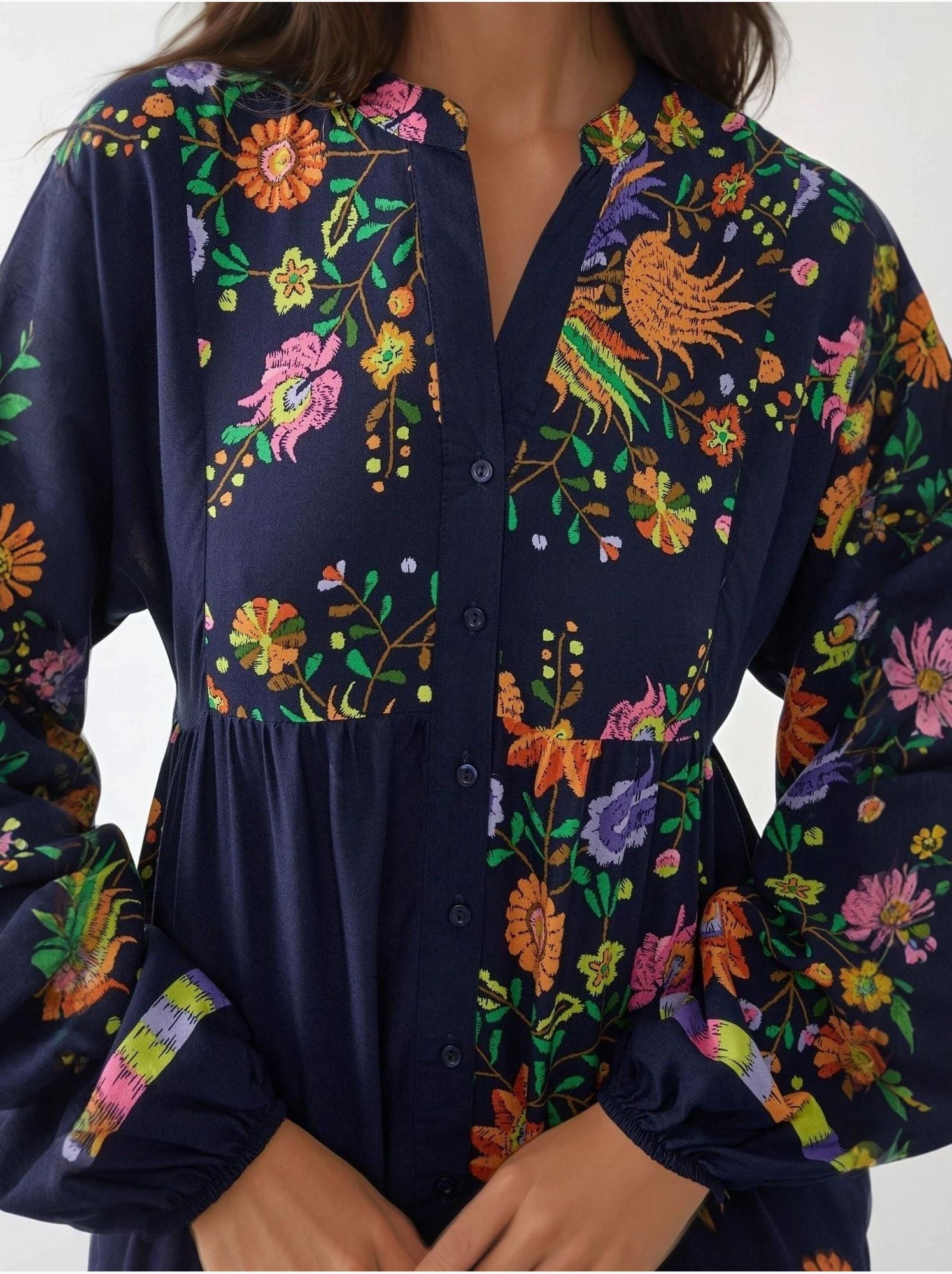 Robe longue imprimée à col en v et détails boutonnés - Bleu marine