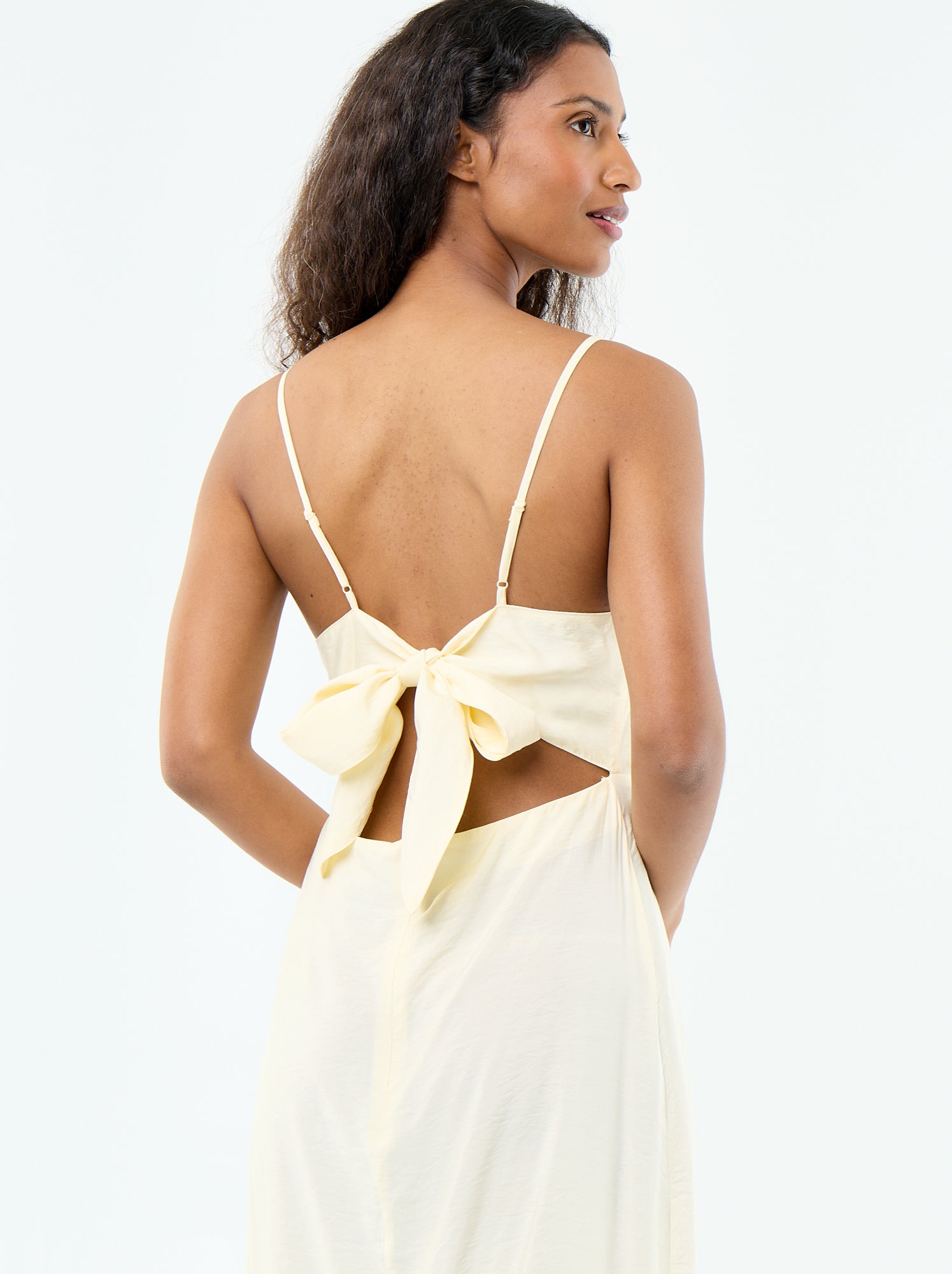 Robe longue satinée à fines bretelles - Jaune
