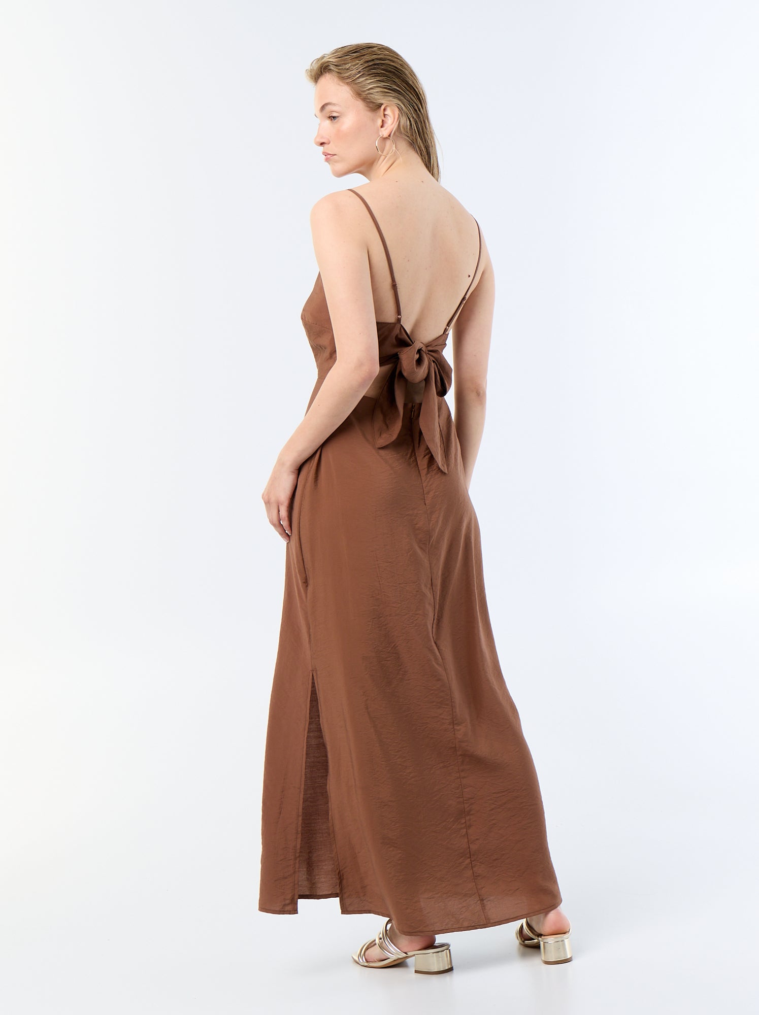 Robe longue satinée à fines bretelles - Marron