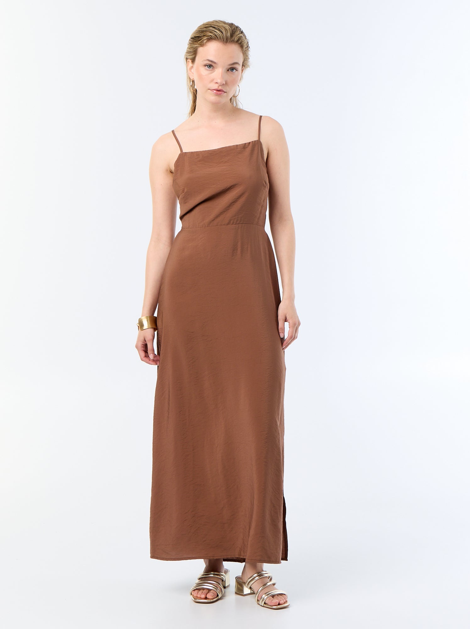 Robe longue satinée à fines bretelles - Marron