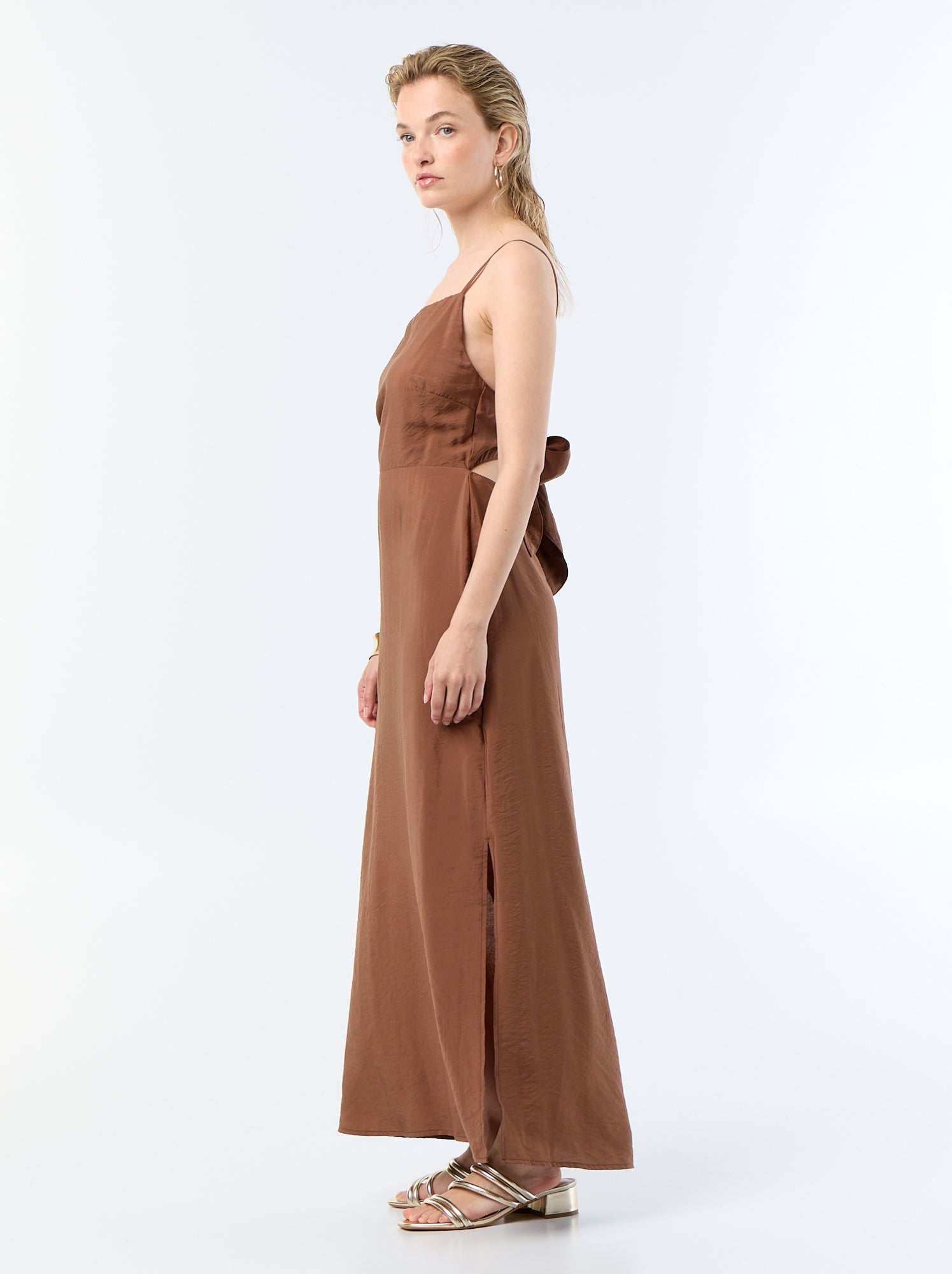 Robe longue satinée à fines bretelles - Marron