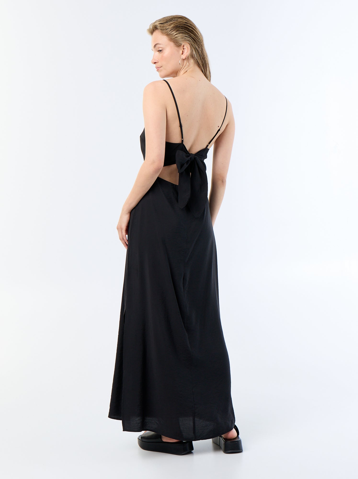 Robe longue satinée à fines bretelles - Noir