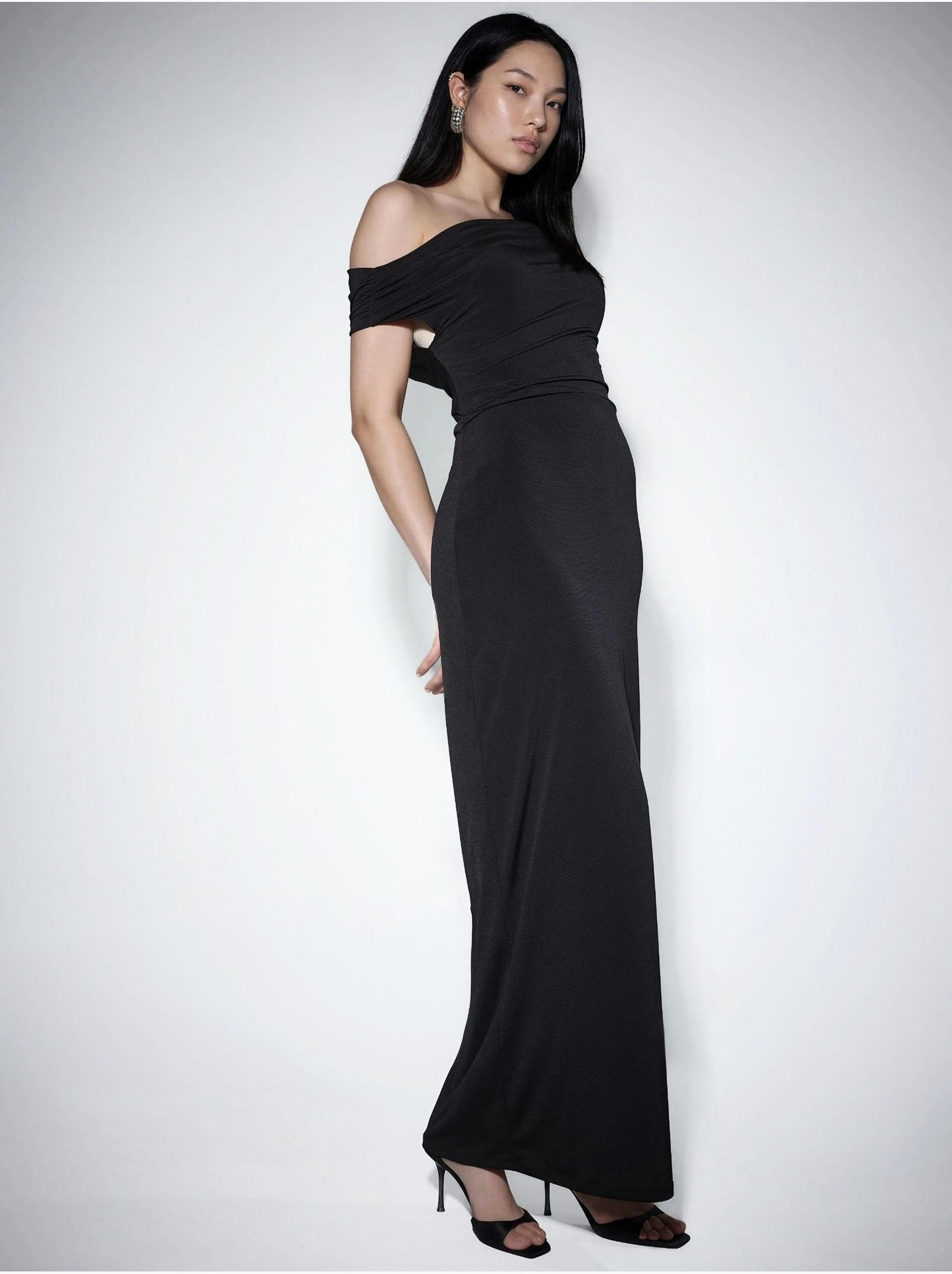 Robe maxi cintrée à col asymétrique - Noir